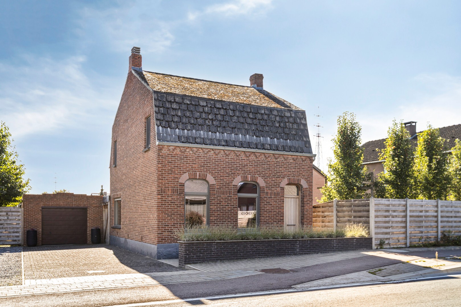 Charmante, gerenoveerde gezinswoning met 3 slpk. en garage in Pelt 