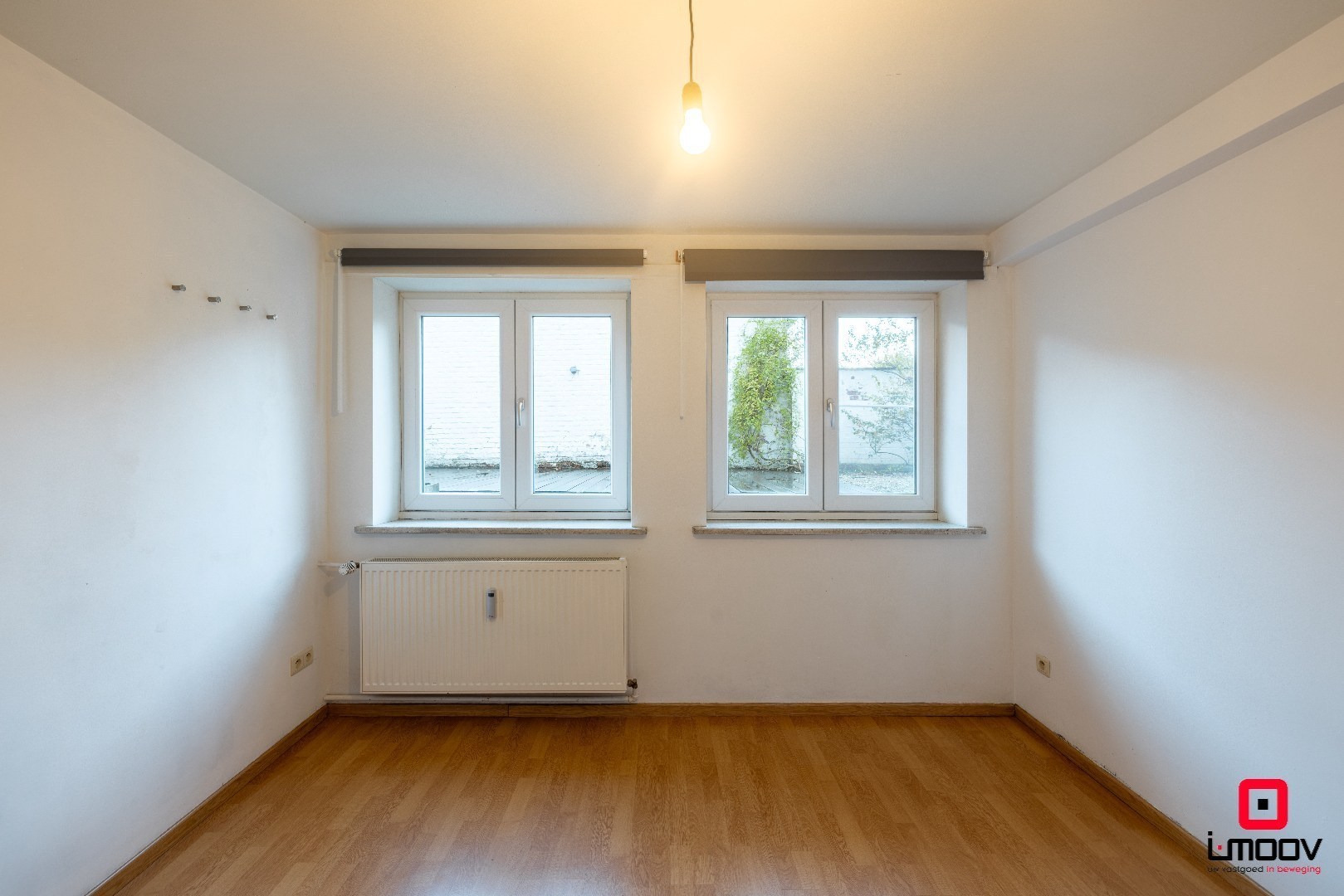 Instapklaar, lichtrijk tweeslaapkamer souterrain-appartement met groot terras &amp; garagebox in topligging – Patijntjestraat Gent 