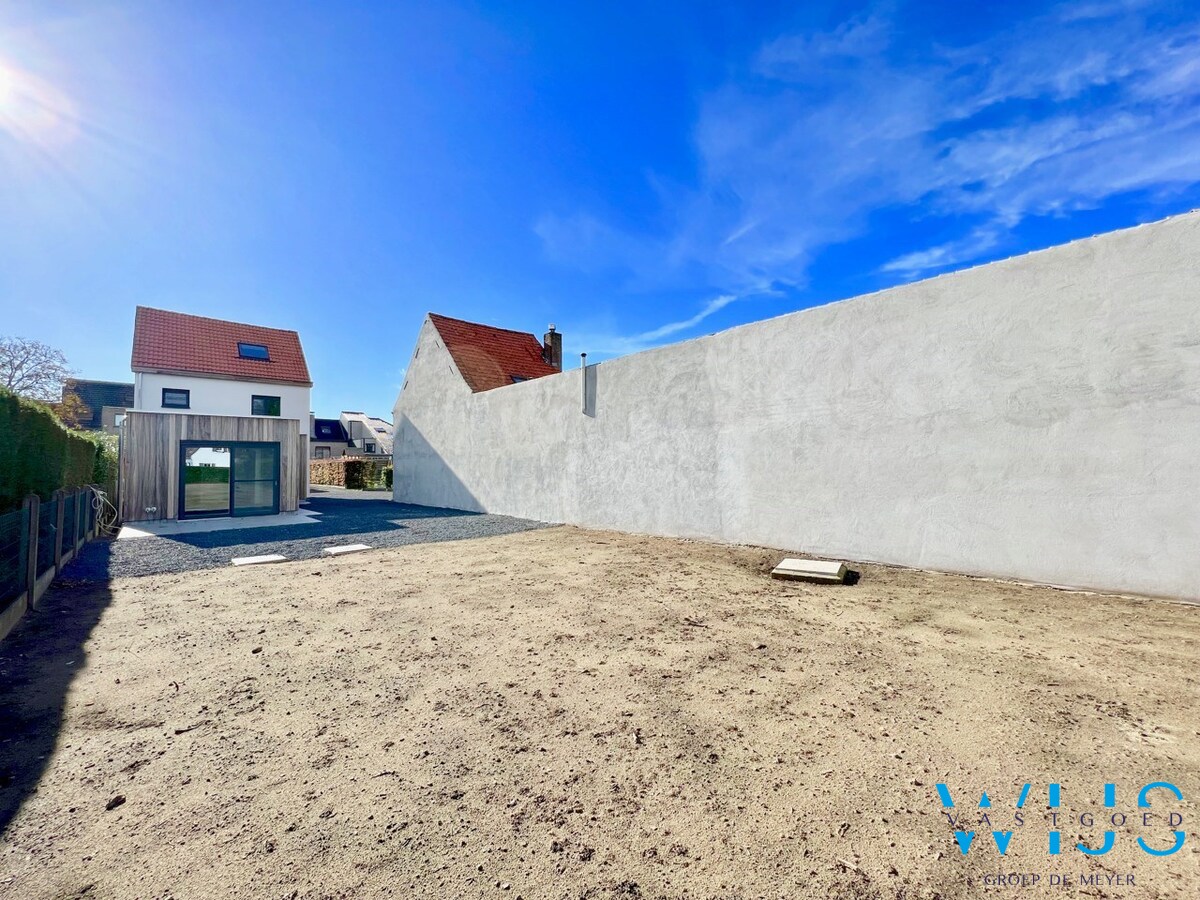 Volledig gerenoveerd woonhuis op 750m² in hartje Ertvelde ! 