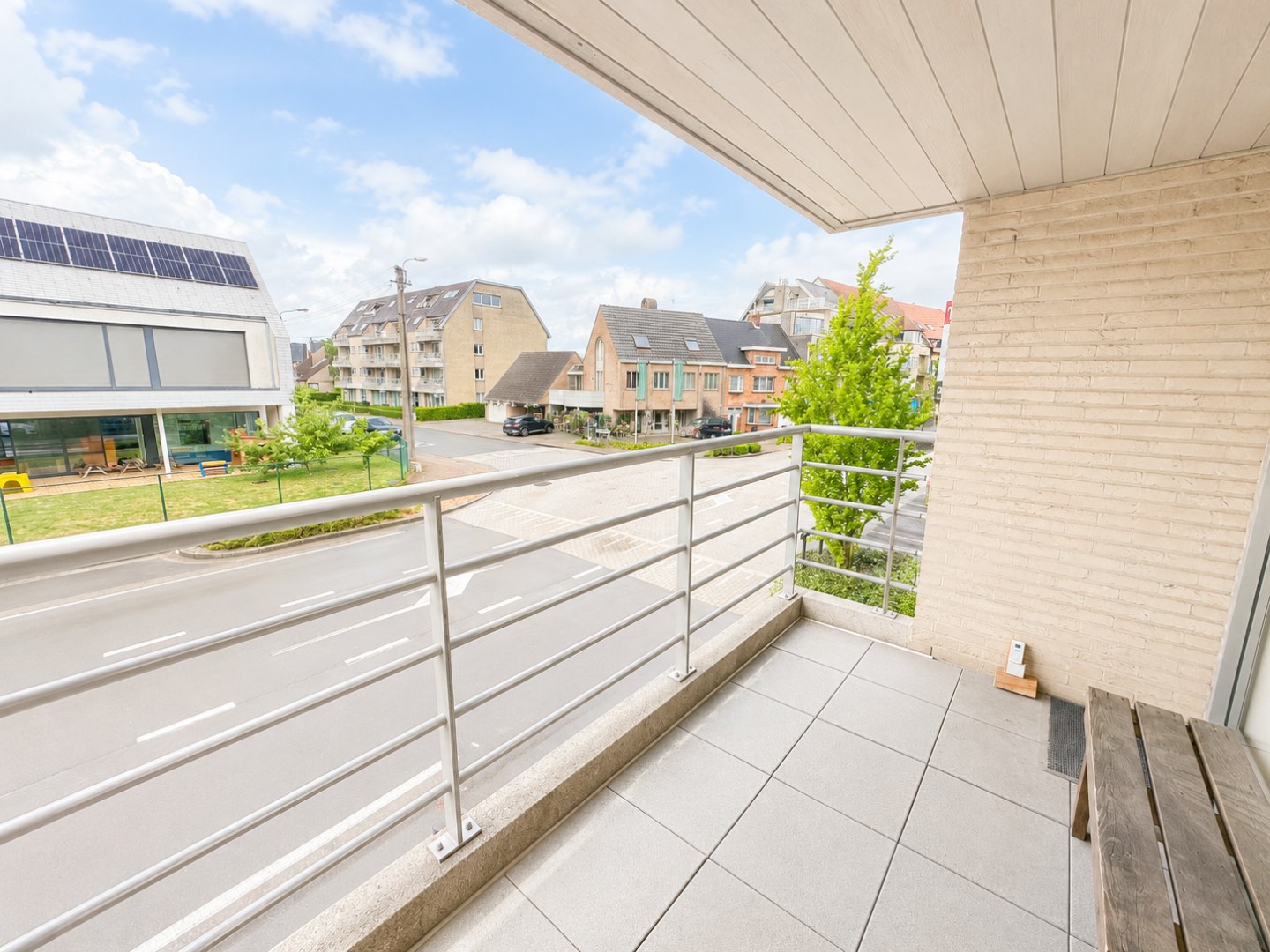 Lichtrijk en gunstig gelegen appartement met 2 slpk, terras en garage, Torhout 