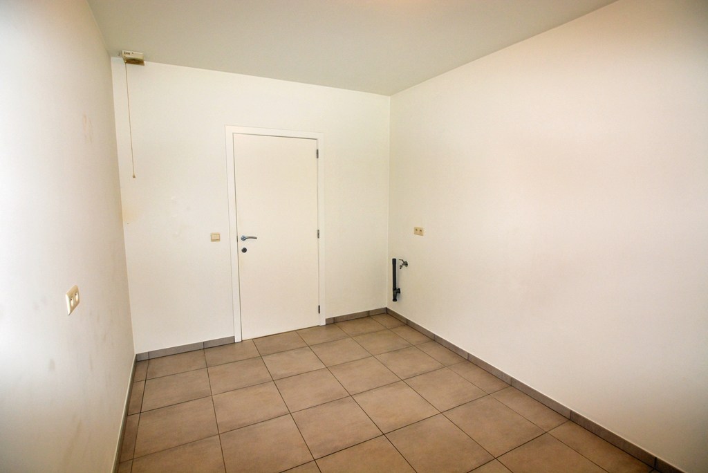 Gelijkvloers appartement (121 m²) met 2 slpks, overdekt terras, garage en kelderberging. 