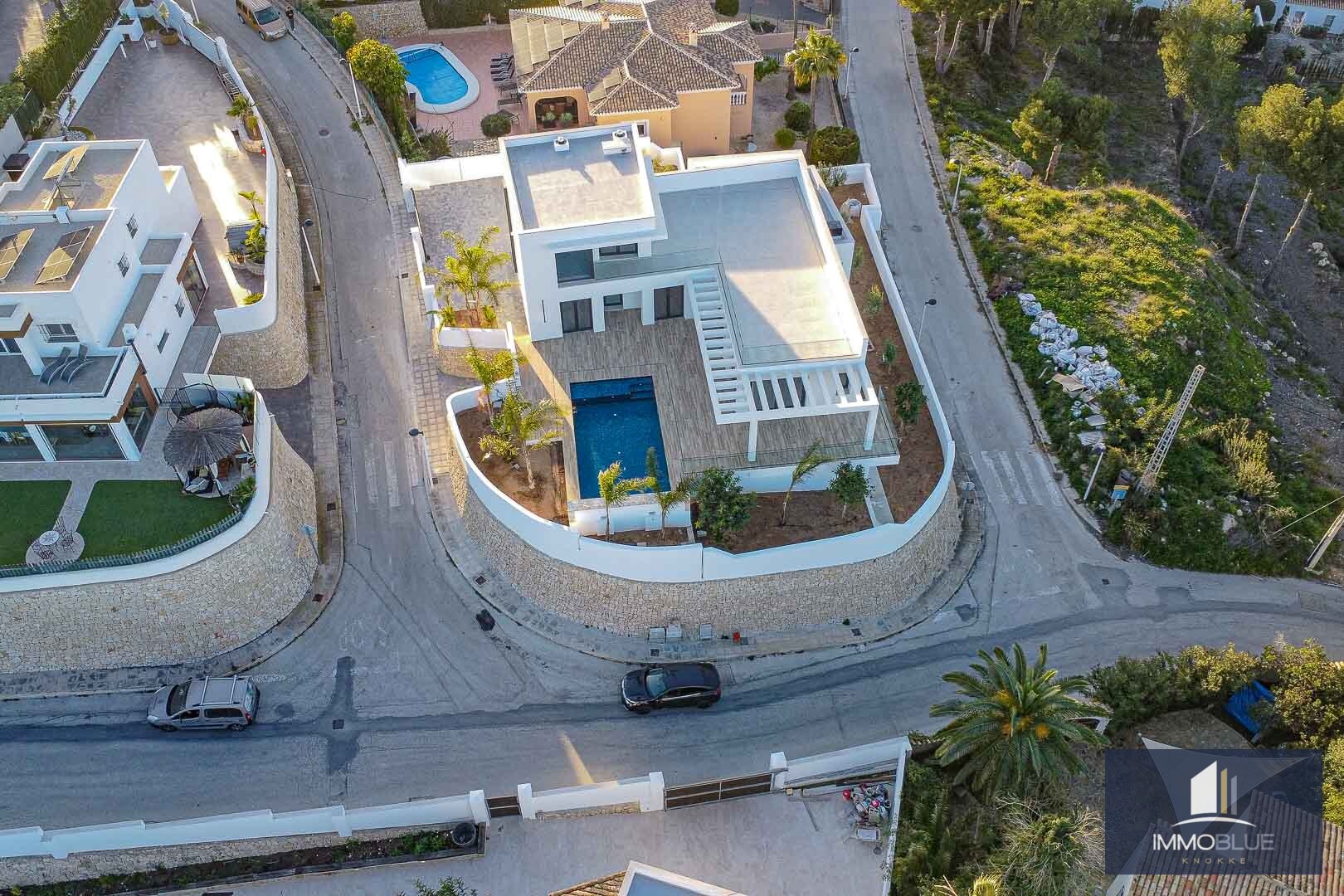 Villa nouvellement construite avec une orientation sud parfaite dans le cadre verdoyant de Moraira; 