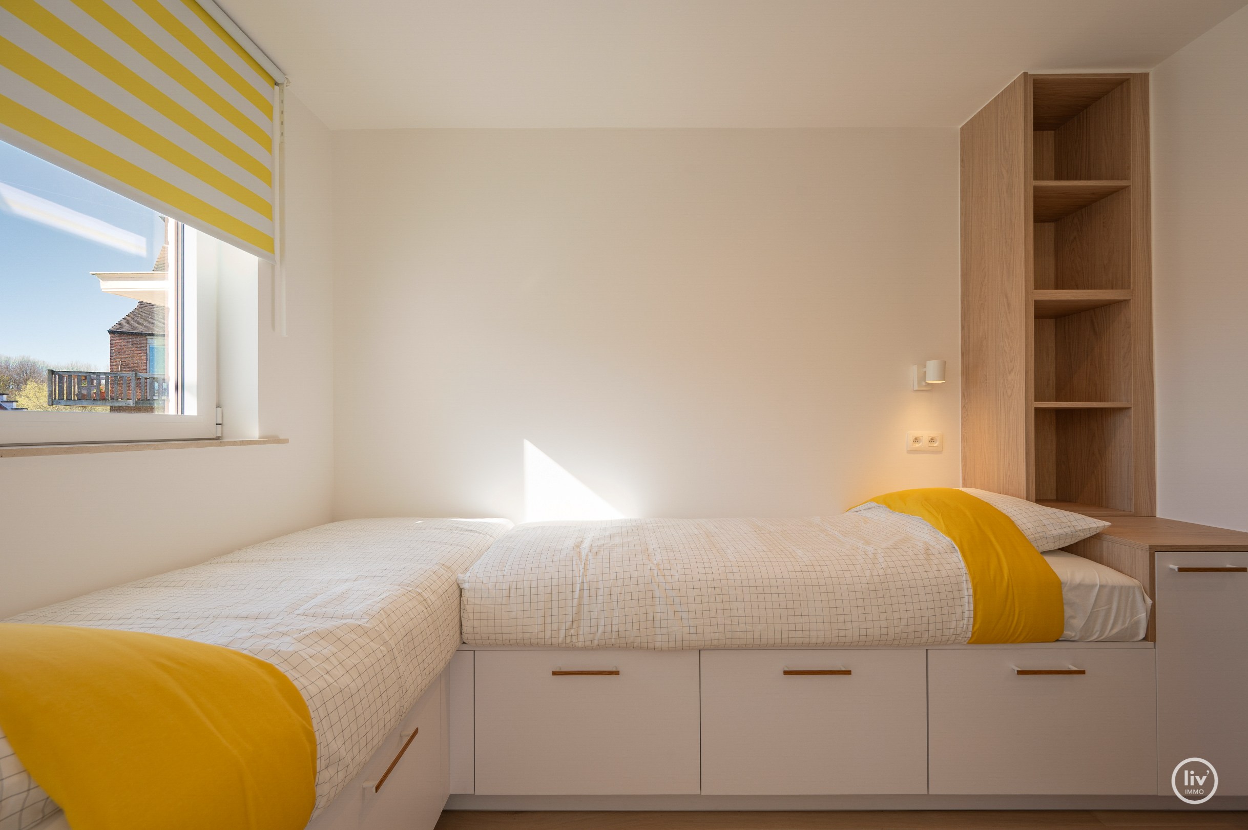 Zuidgericht hoekappartement met open zichten, gelegen in een charmante villaresidentie op wandelafstand van de Zeedijk van Duinbergen. 