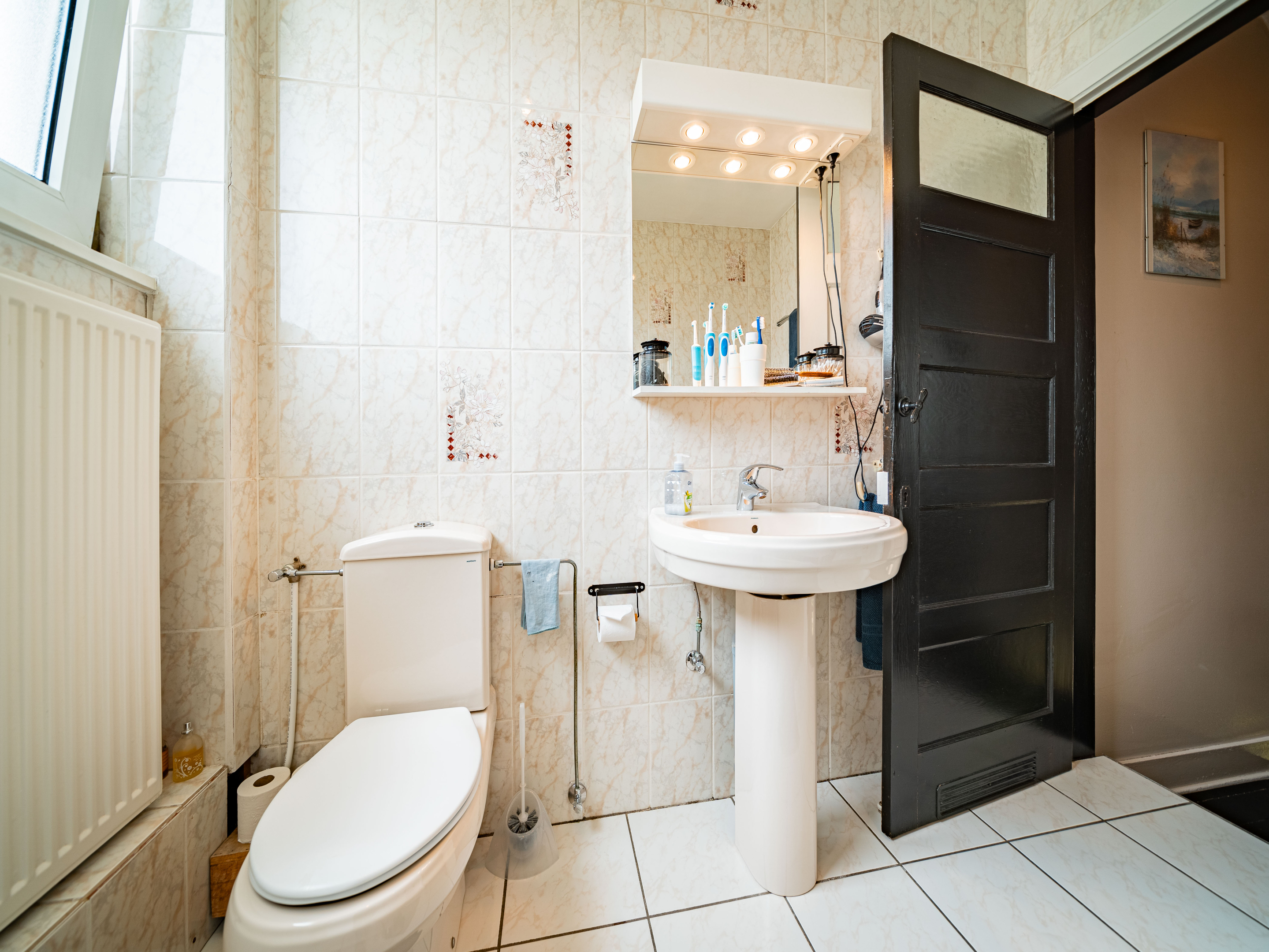 Uitzonderlijk goed onderhouden instapklare woning met 3 slaapkamers en tuin 