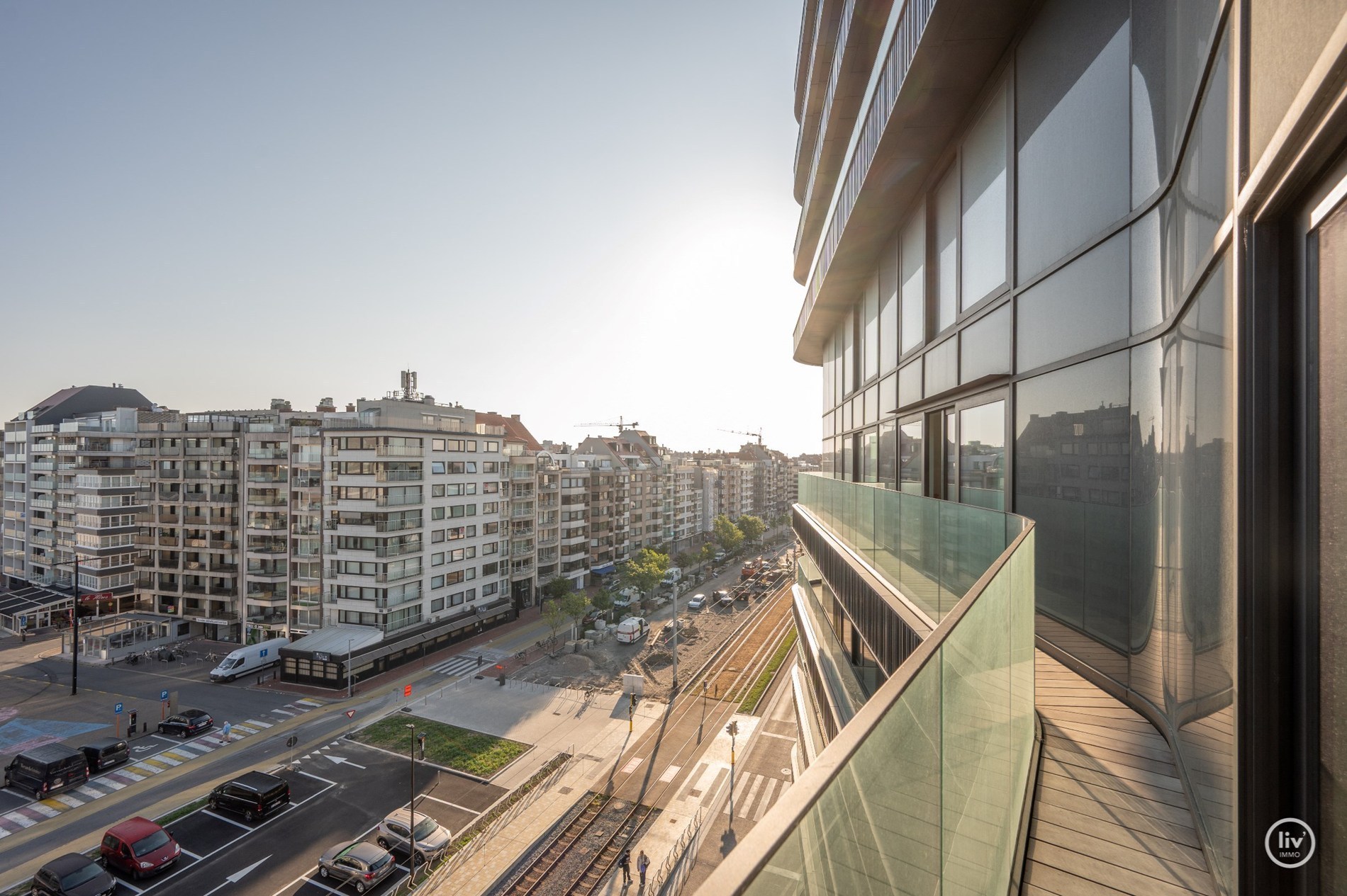 Duplex-appartement te koop in het prestigieuze en architectonisch nieuwbouwproject ‘Heldentoren’, gelegen aan het Heldenplein te Heist met frontaal zicht op de zeedijk en Zee nabij de talrijke winkels 