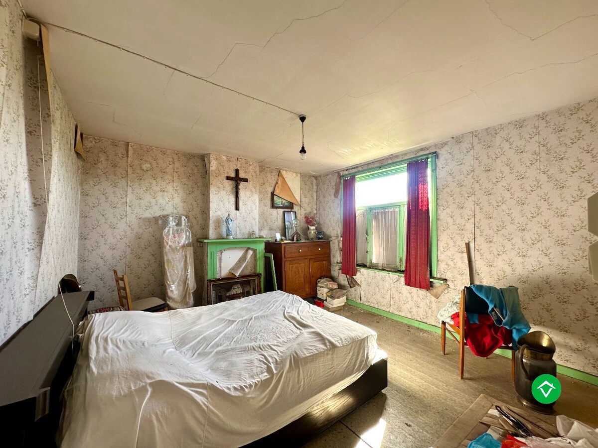 Te renoveren of te slopen woning op ruim perceel van 854 m² in Ichtegem - ideale opportuniteit voor wie wil bouwen of renoveren in een landelijke omgeving. 