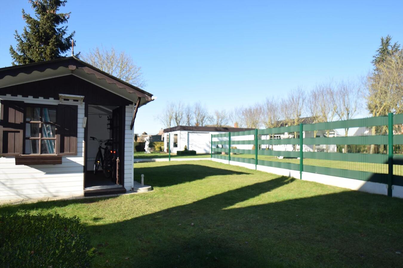 Ruime halfopen 3-slaapkamer-woning met garage en tuin 