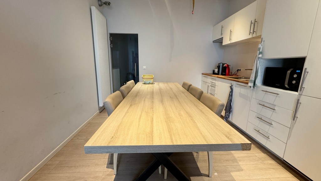 Loods met kantoor te huur nabij A12 in Wilrijk