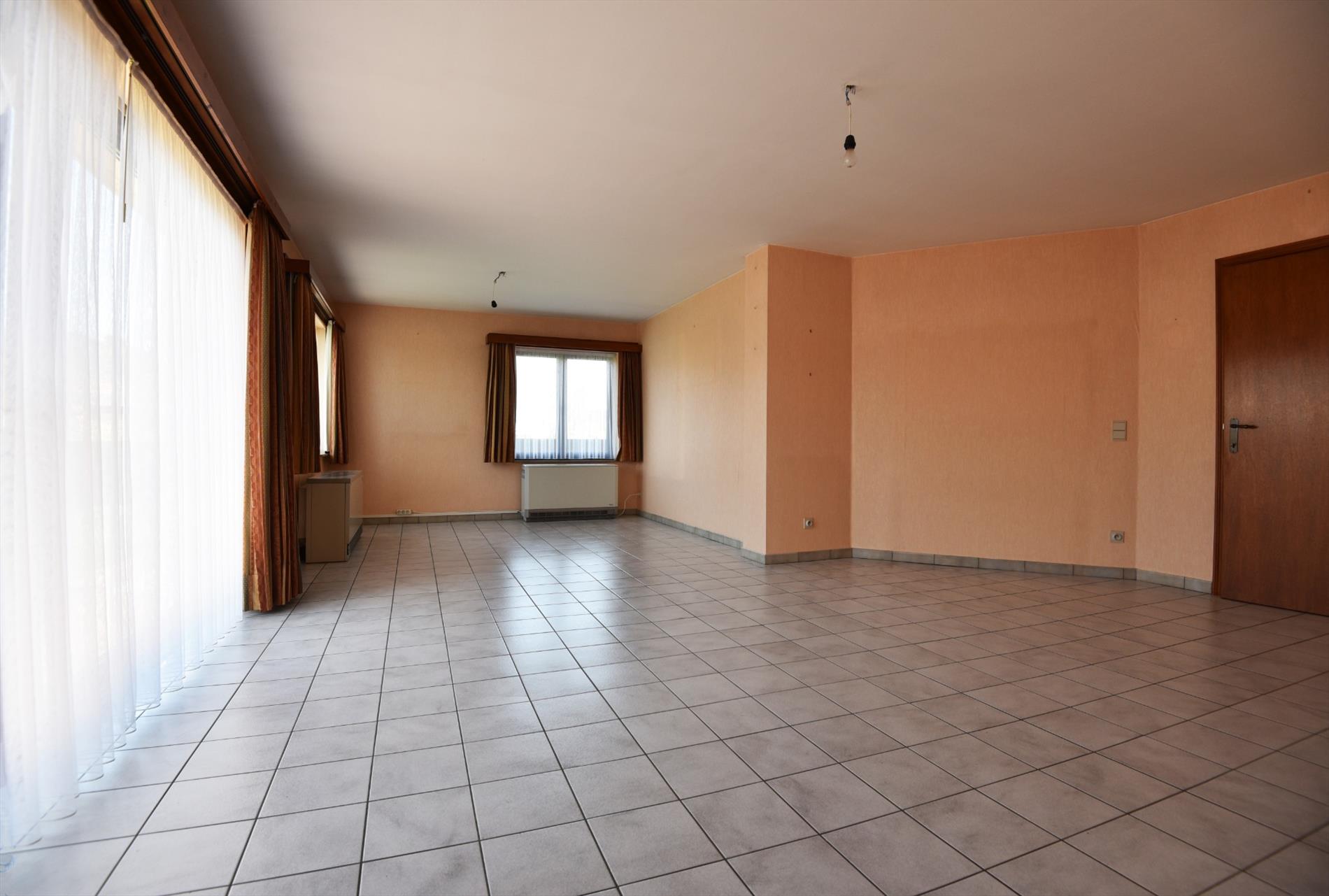 Gelijkvloers app. met 2 slpks, zonneterras en staanplaats nabij centrum Maldegem 