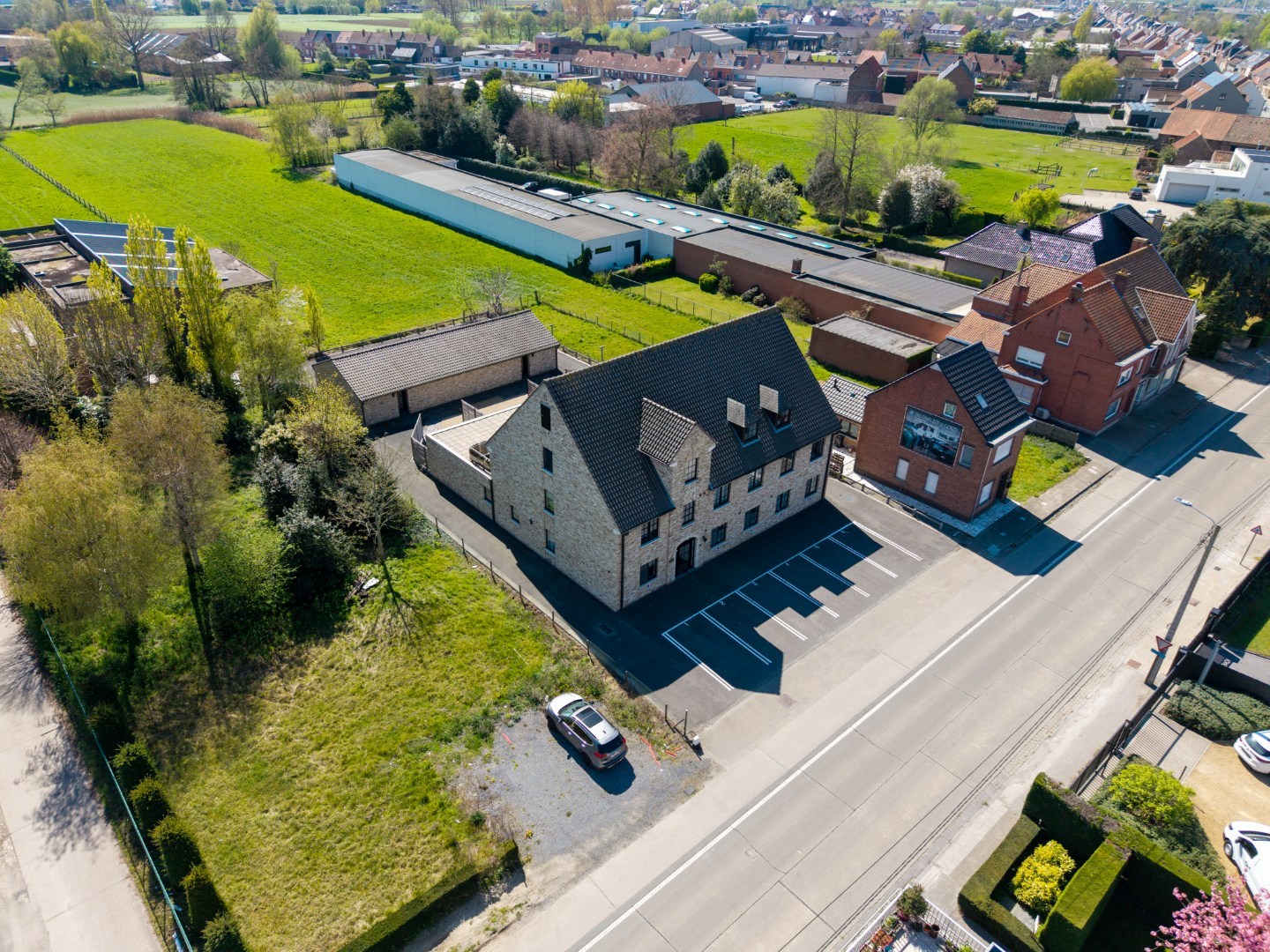 Stijlvolle opbrengsteigendom bestaande uit 6 appartementen en 6 garages (alles verhuurd)! 