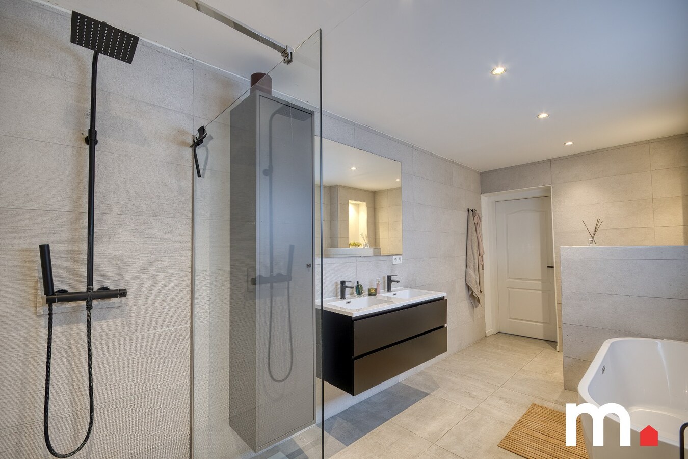 Top gerenoveerde halfopen woonst met ruime tuin te Waregem ! 