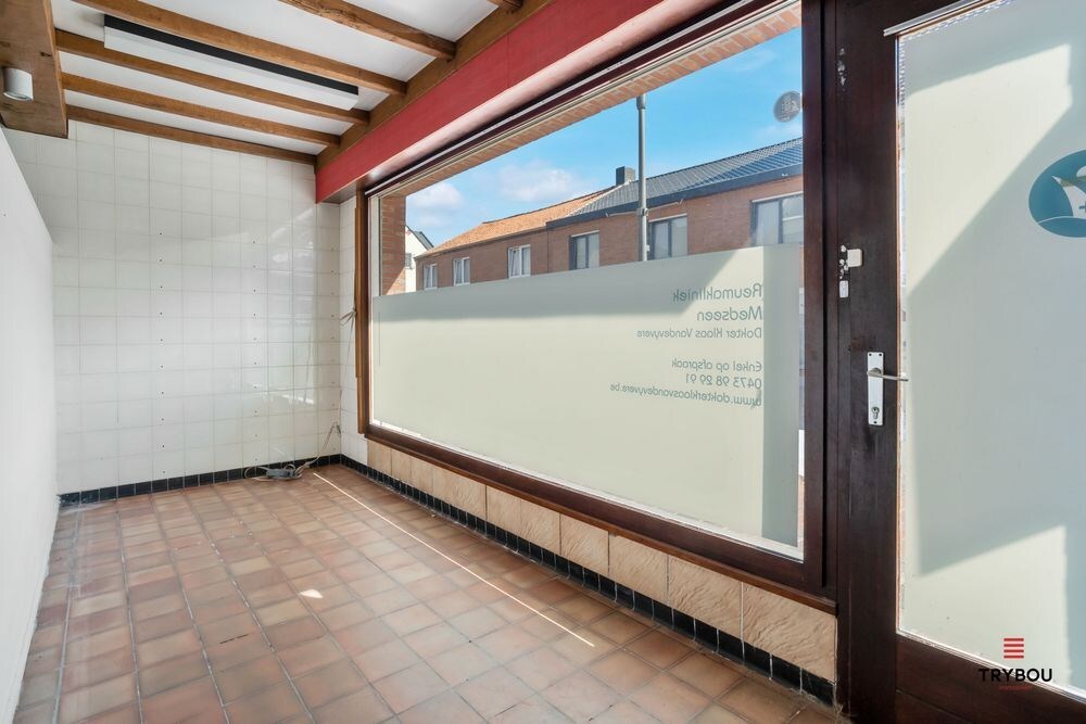 Ruim handelshuis op centrale ligging in Houthulst 