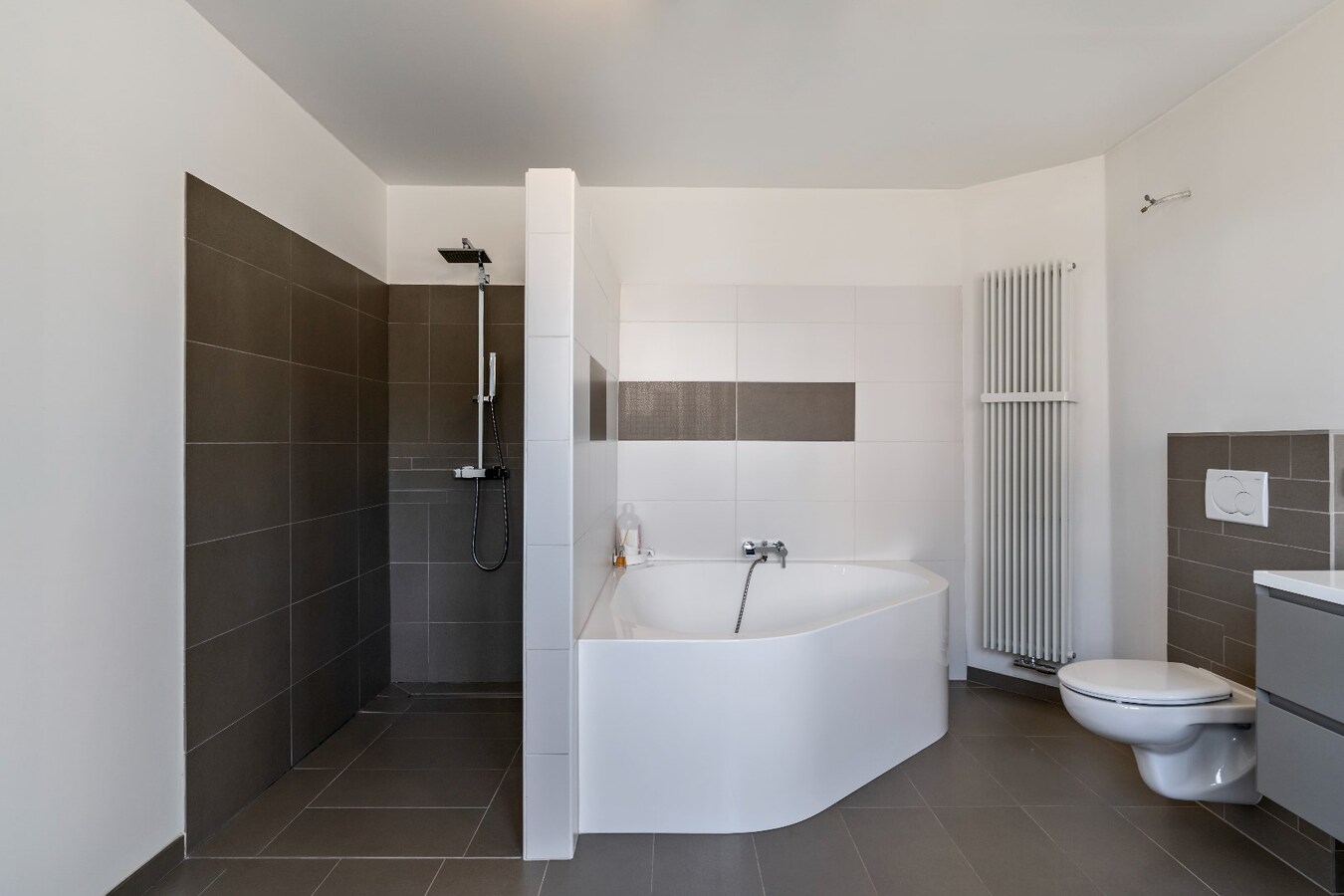 Gerenoveerde woning met drie slaapkamers op groot perceel 