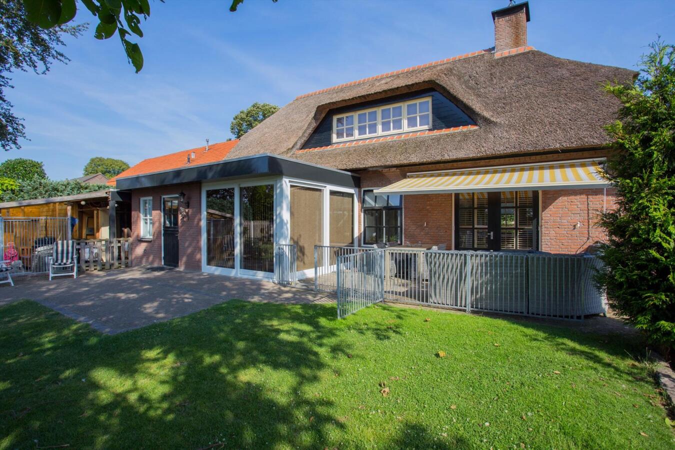 Gemoderniseerd vrijstaand landhuis met veel authentieke elementen en met riet afdekte kap, op een perceel van 1383 m2 grond aan de Heijerstraat 15 te Westerhoven. 