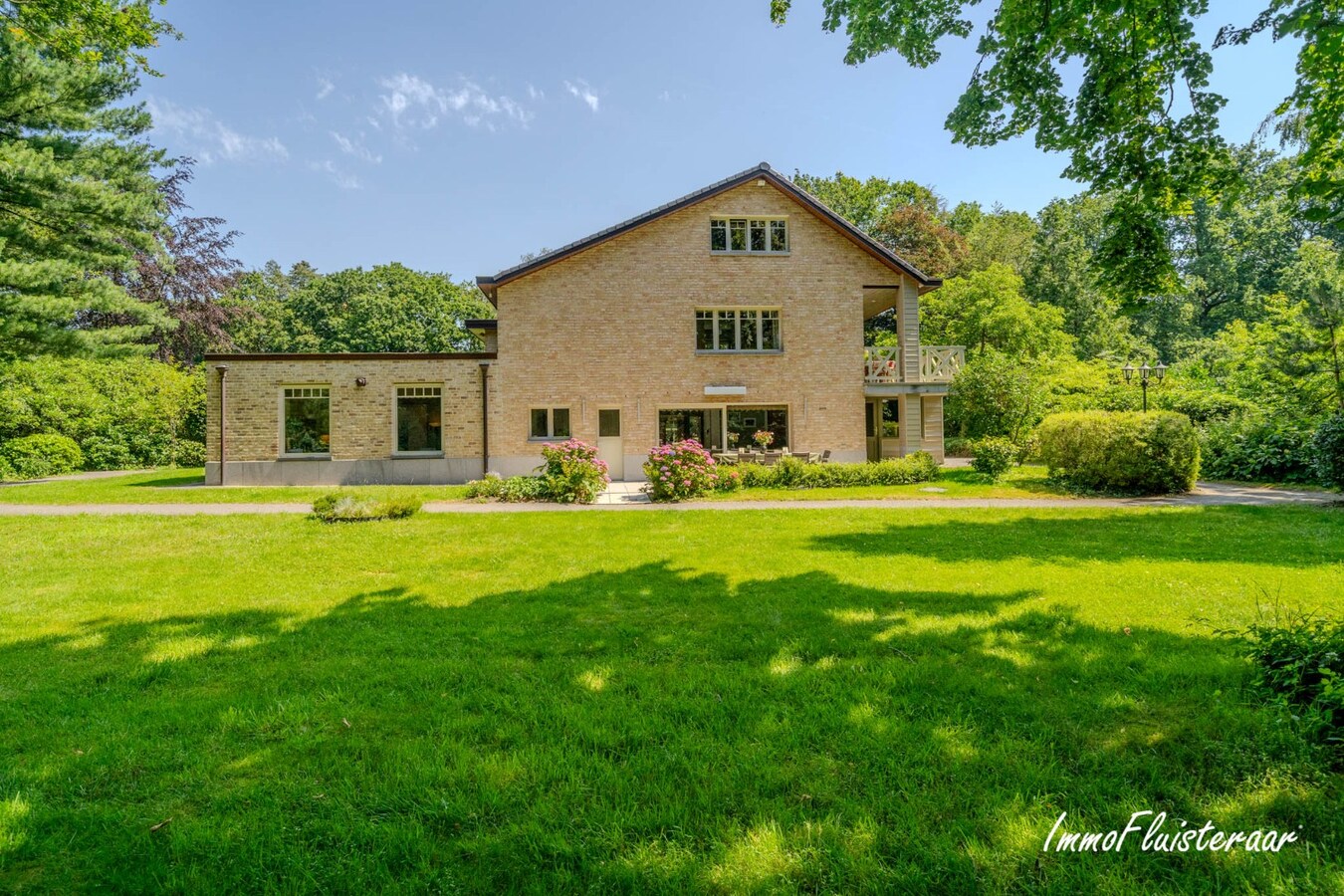 Exclusief eigendom met twee volwaardige, zelfstandige villa-woningen, een conciërgeverblijf en luxueuze paardenfaciliteiten op ruim 2 ha te Brasschaat 