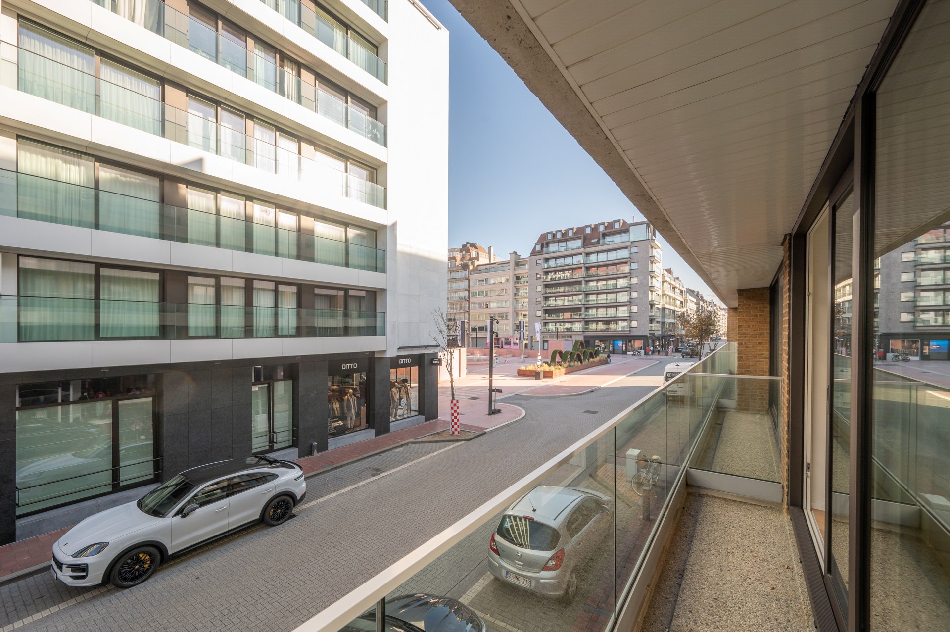 Exclusief gerenoveerd appartement met 3 slaapkamers te koop vlak bij het Albertstrand en het Lichtorenplein. 