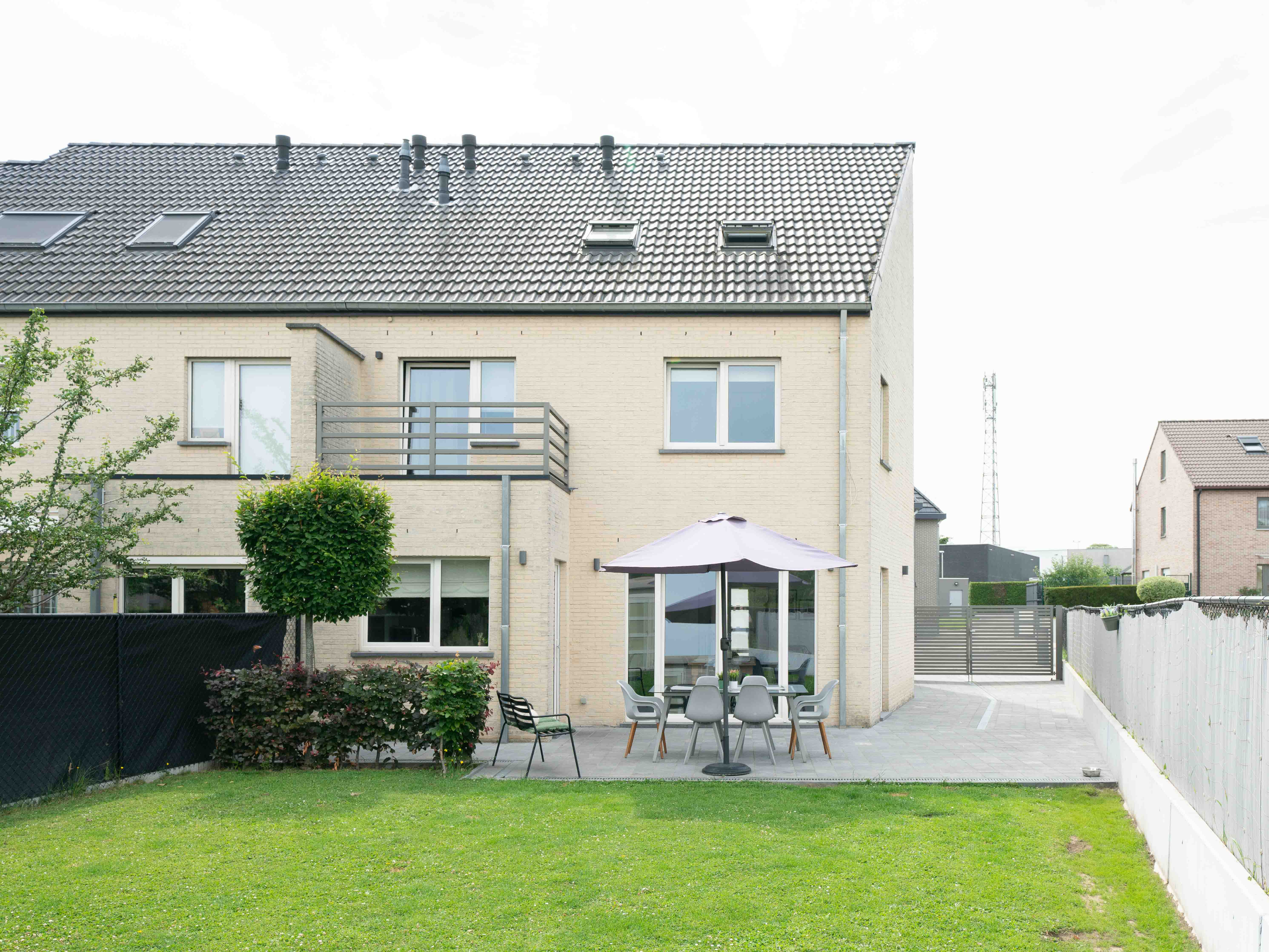 Recente woning met 7 kamers, 2 badkamers, garage en tuin 