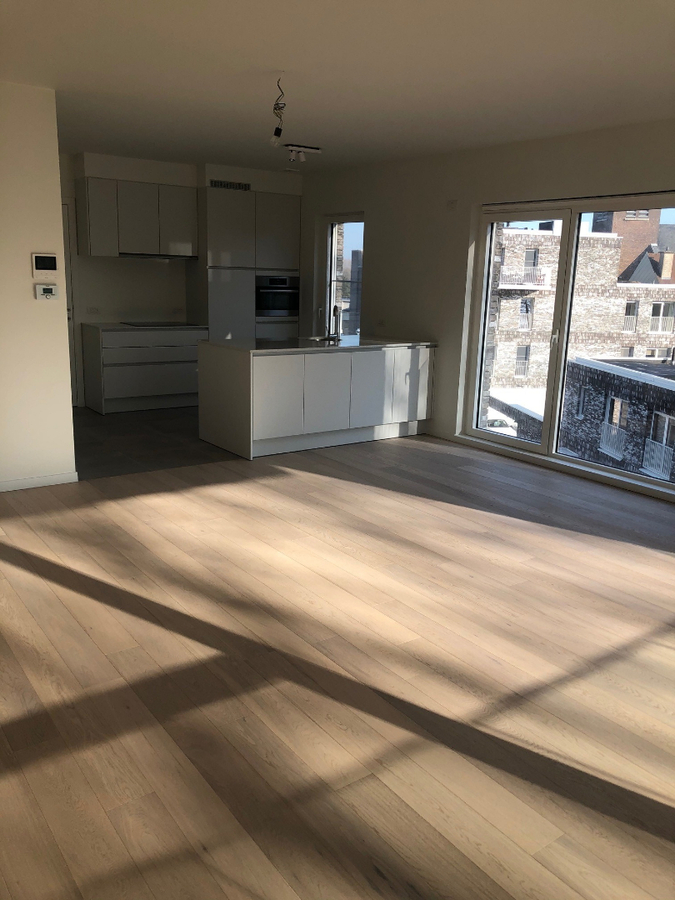 Prachtig nieuwbouwappartement  (geen vaste kosten; met ondergrondse staanplaats voorzien van oplaadmogelijkheid voor elektrische wagen). 
