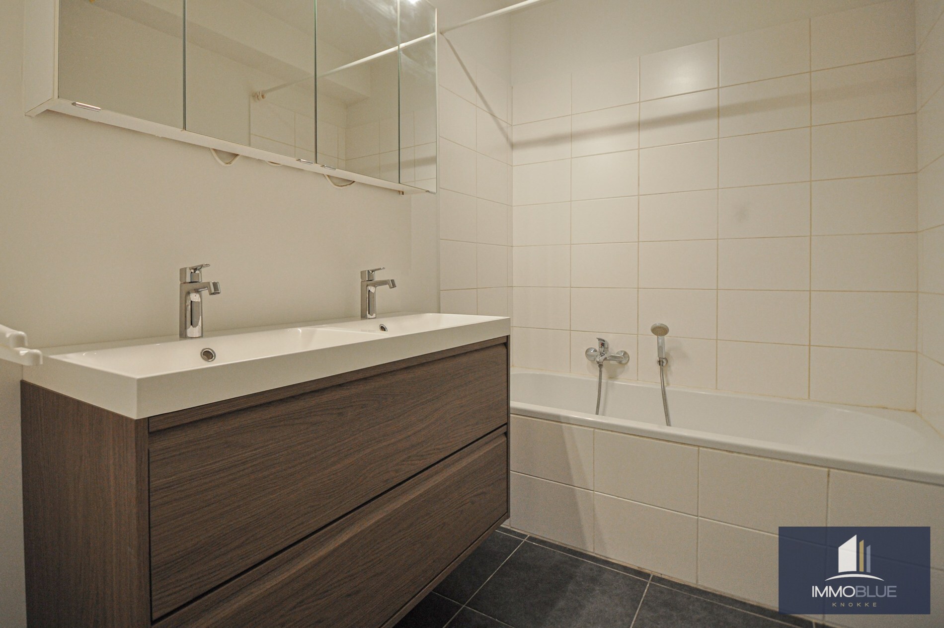 Appartement idéalement situé avec vue partielle sur la mer et sur le centre commercial. 