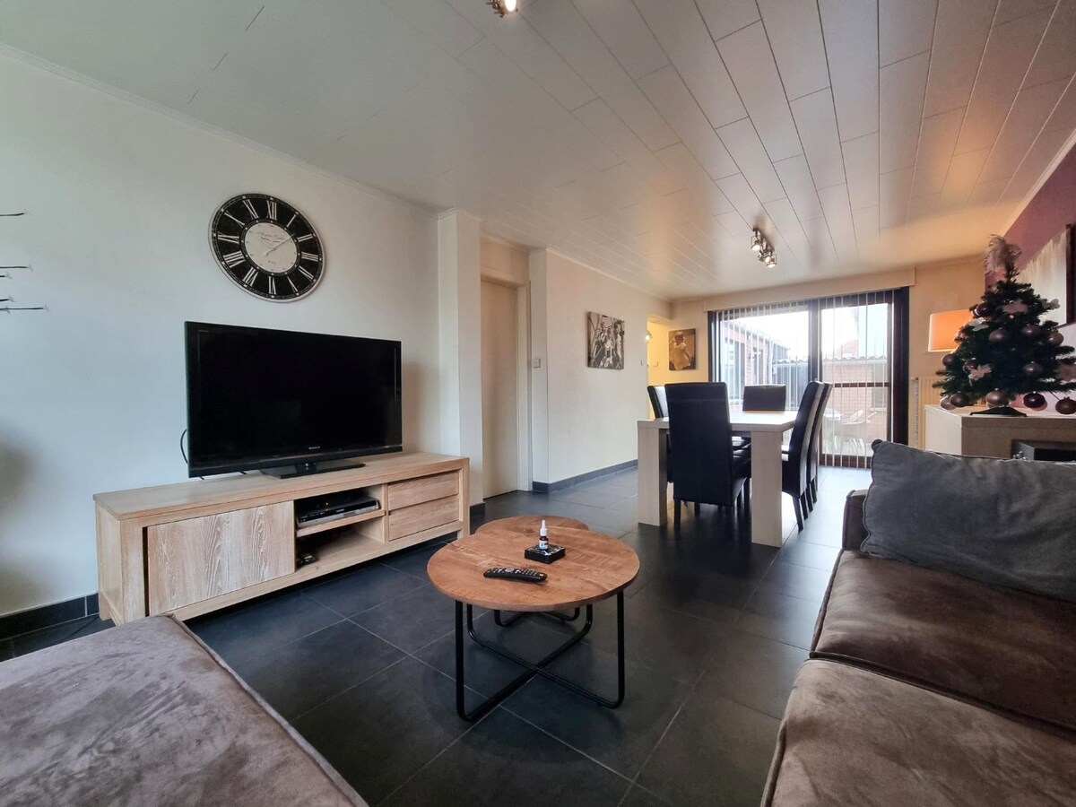 Halfopen woning met garage en dubbele oprit te Heist 