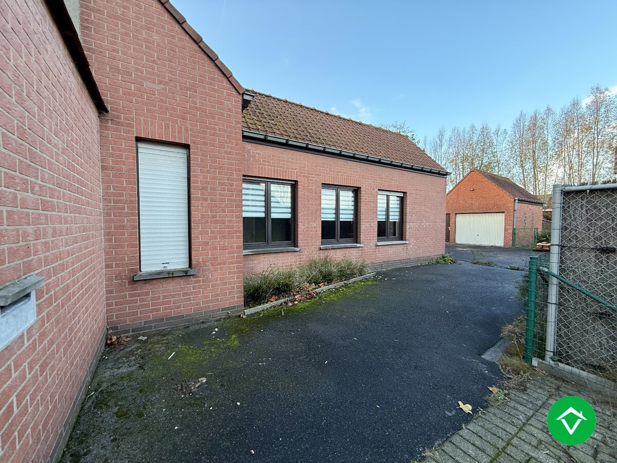 Rustig gelegen halfopen bebouwing met 3 slaapkamers, tuin en garage met uitweg! 