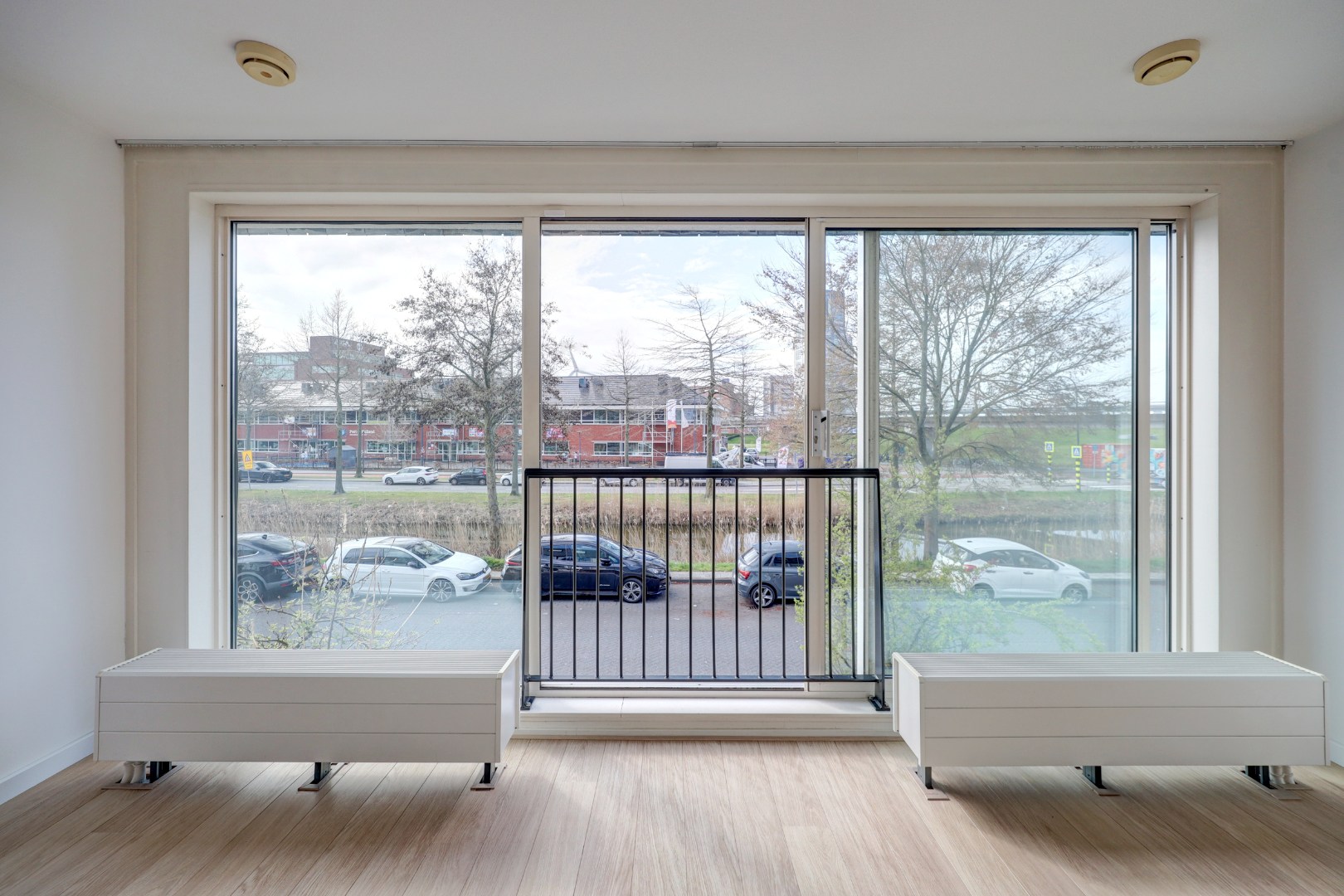 Energiezuinige (A-label) en instapklare 6-kamer tussenwoning met lichte woonkamer, moderne keuken, vijf slaapkamers, zonnige onderhoudsvriendelijke tuin met achterom en gelegen op eigen grond. 