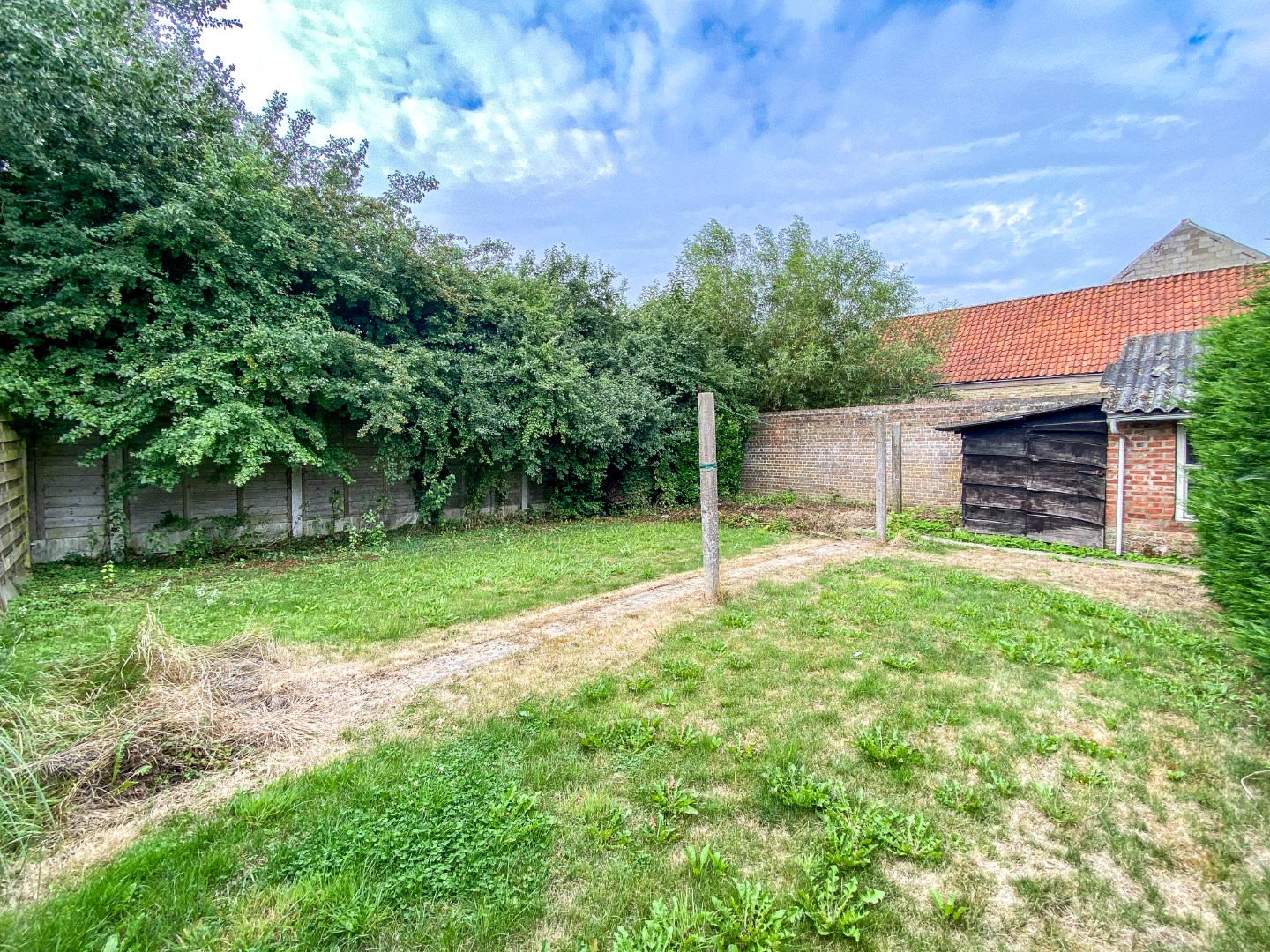 Zeer ruime te renoveren woning met statige gevel op 445 m² met zuid-west georiënteerde tuin. 