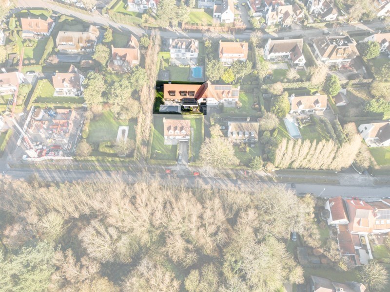 OPENDEURDAG Zaterdag 11/04  tussen 14u en 16u (Graaf Jansdijk 244) Prachtig vernieuwde koppelvilla rustig gelegen tussen Knokke centrum en Het Zoute met een perfecte Zuid-West oriëntatie. 