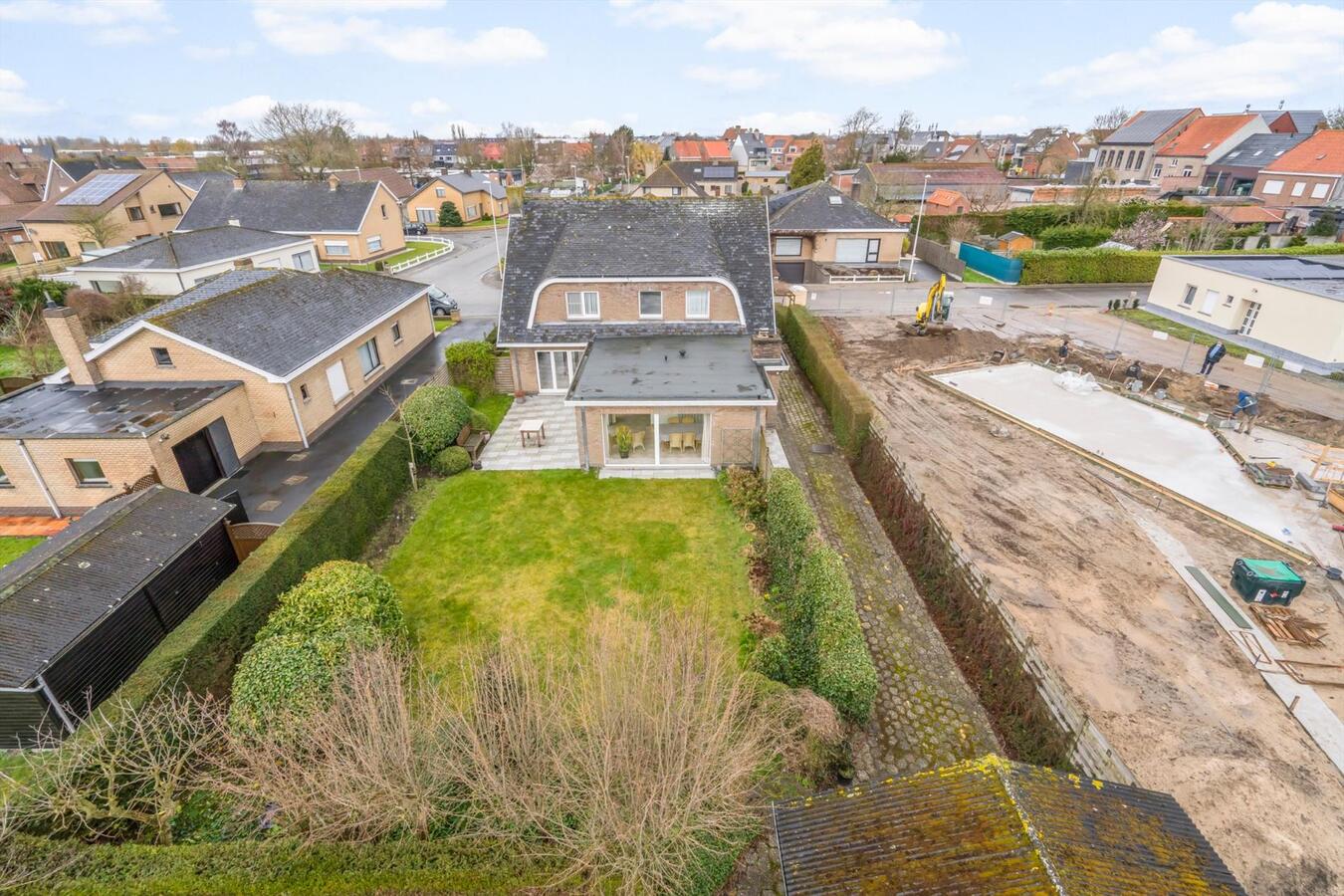 Woning met 5 slaapkamers op 832 m² in rustige straat te Oudenburg 