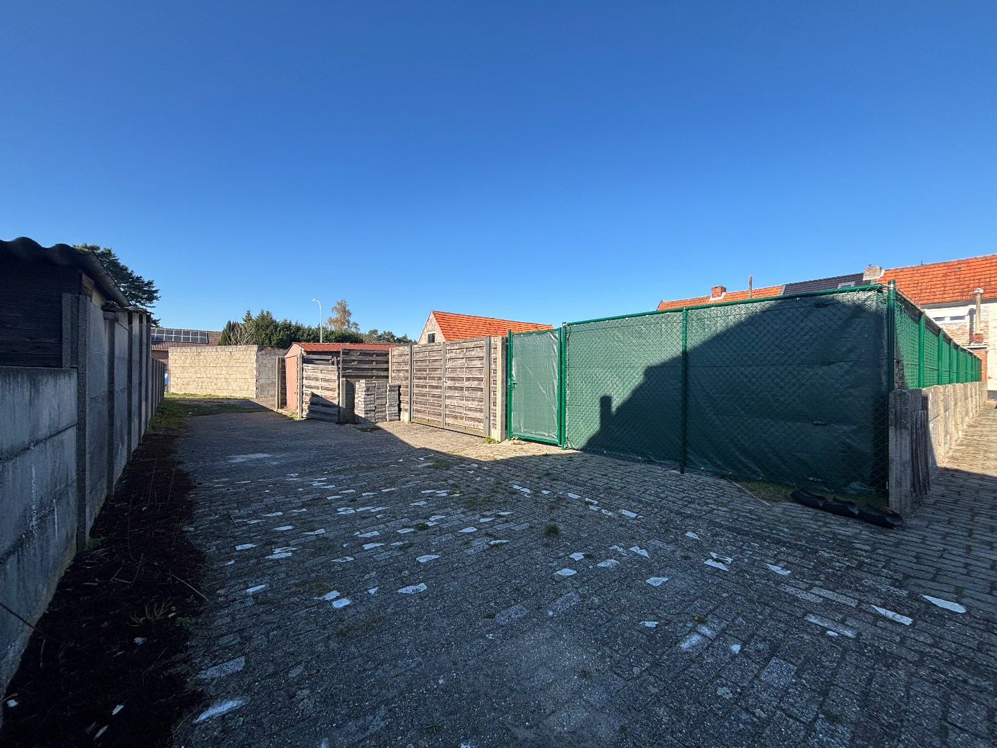 Te renoveren woning met 2 ruime slaapkamers in Mol 