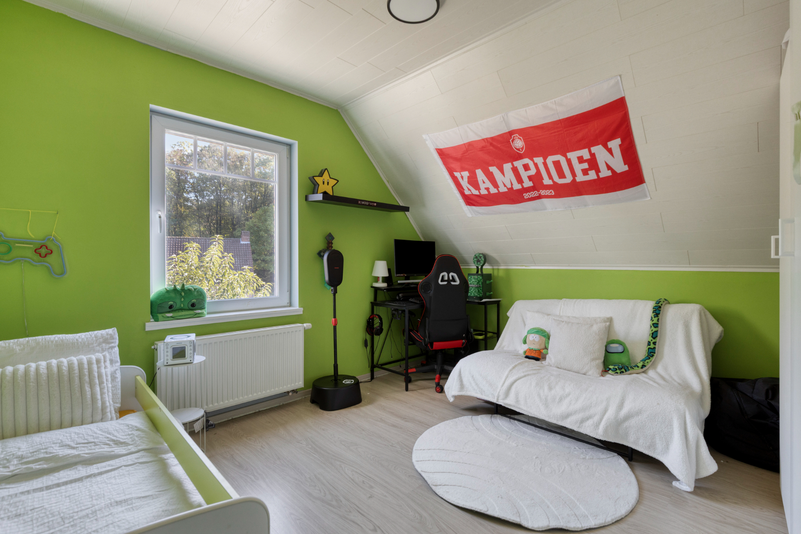 Vrijstaande woning van 2015 met 3 slaapkamers, volledige kelder en zuidgerichte tuin in Schilde. 