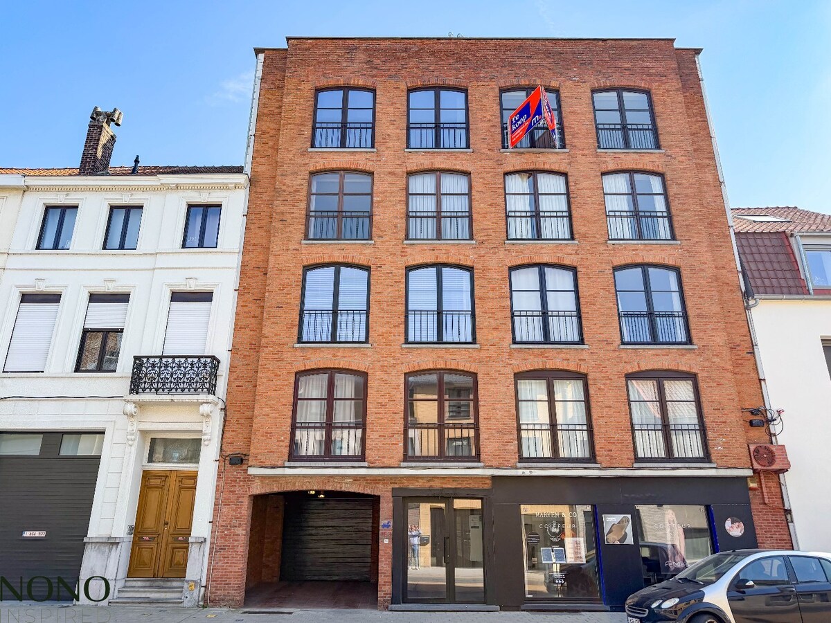 Fantastisch 2-slaapkamer appartement met staanplaats en terras pal in de Doorniksewijk ! 