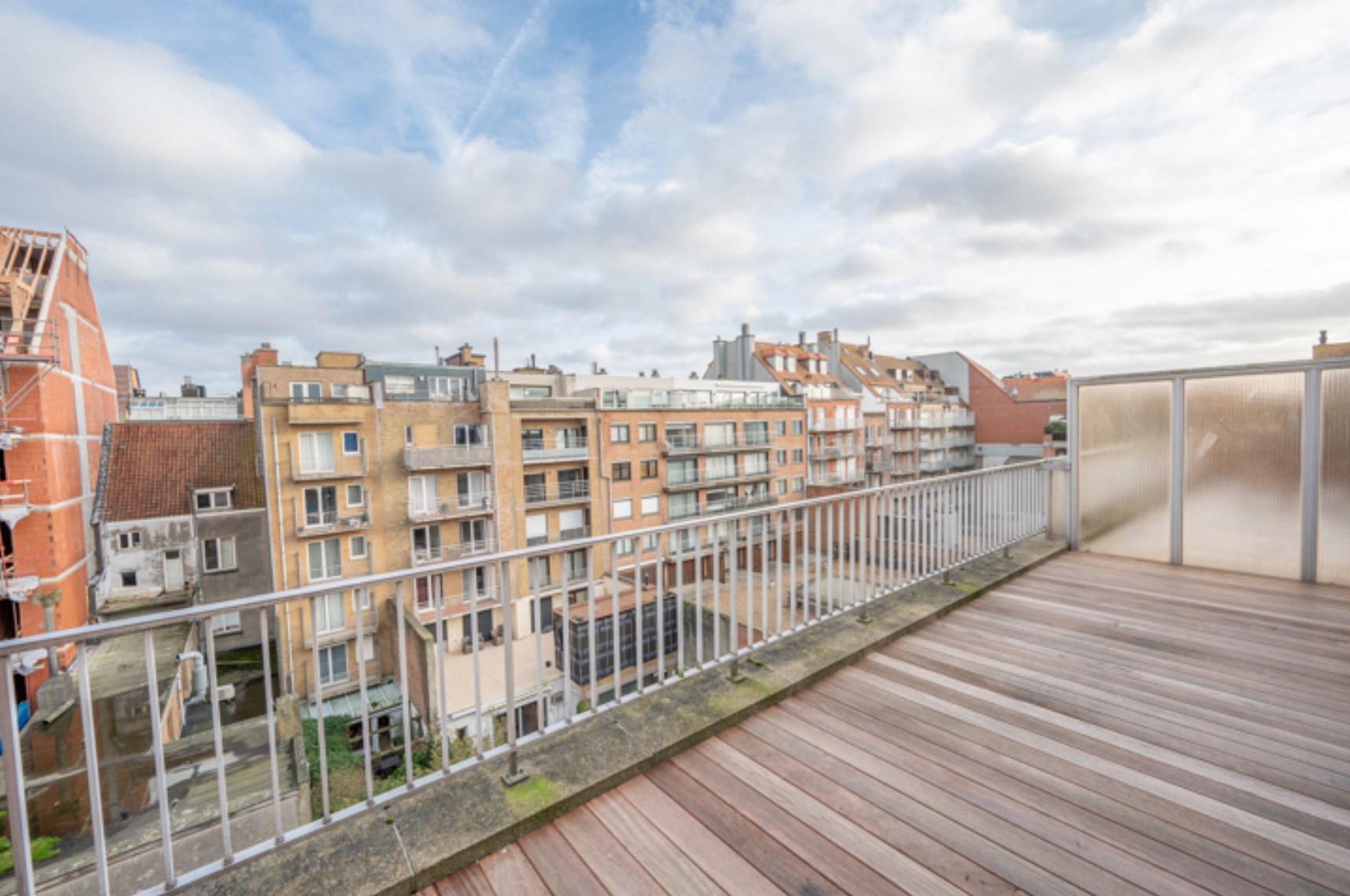 Appartement sous les toits entièrement rénové avec terrasses ensoleillées à 20 mètres de la digue de l'Albertstrand. 