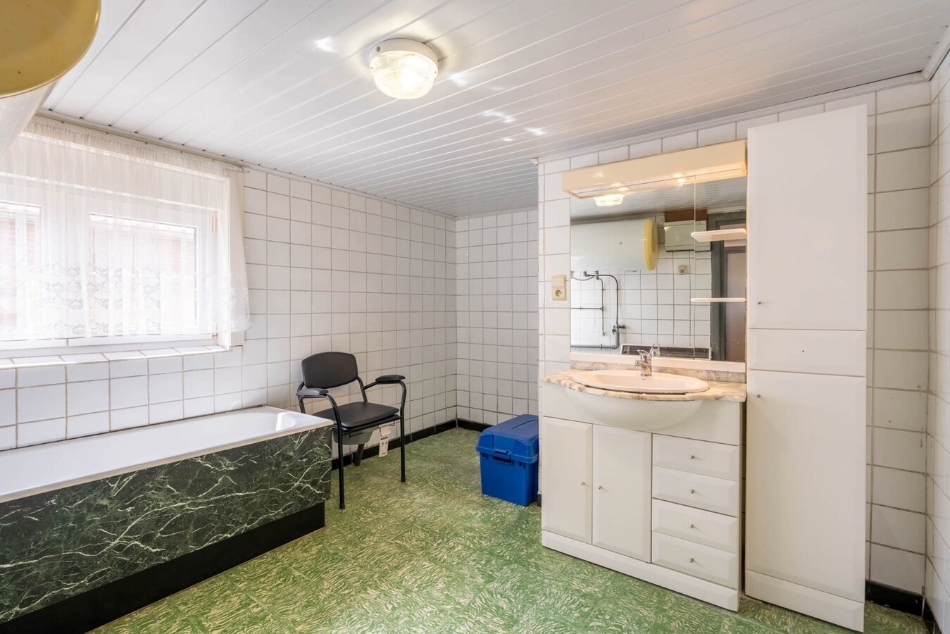 Charmante, te renoveren woning op een perceel van 9a14ca met ruime garage in achtertuin! 