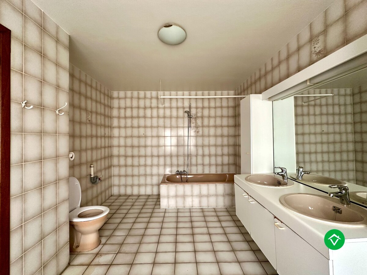 Alleenstaande woning met bakstenen garage en ruime tuin in Ichtegem 