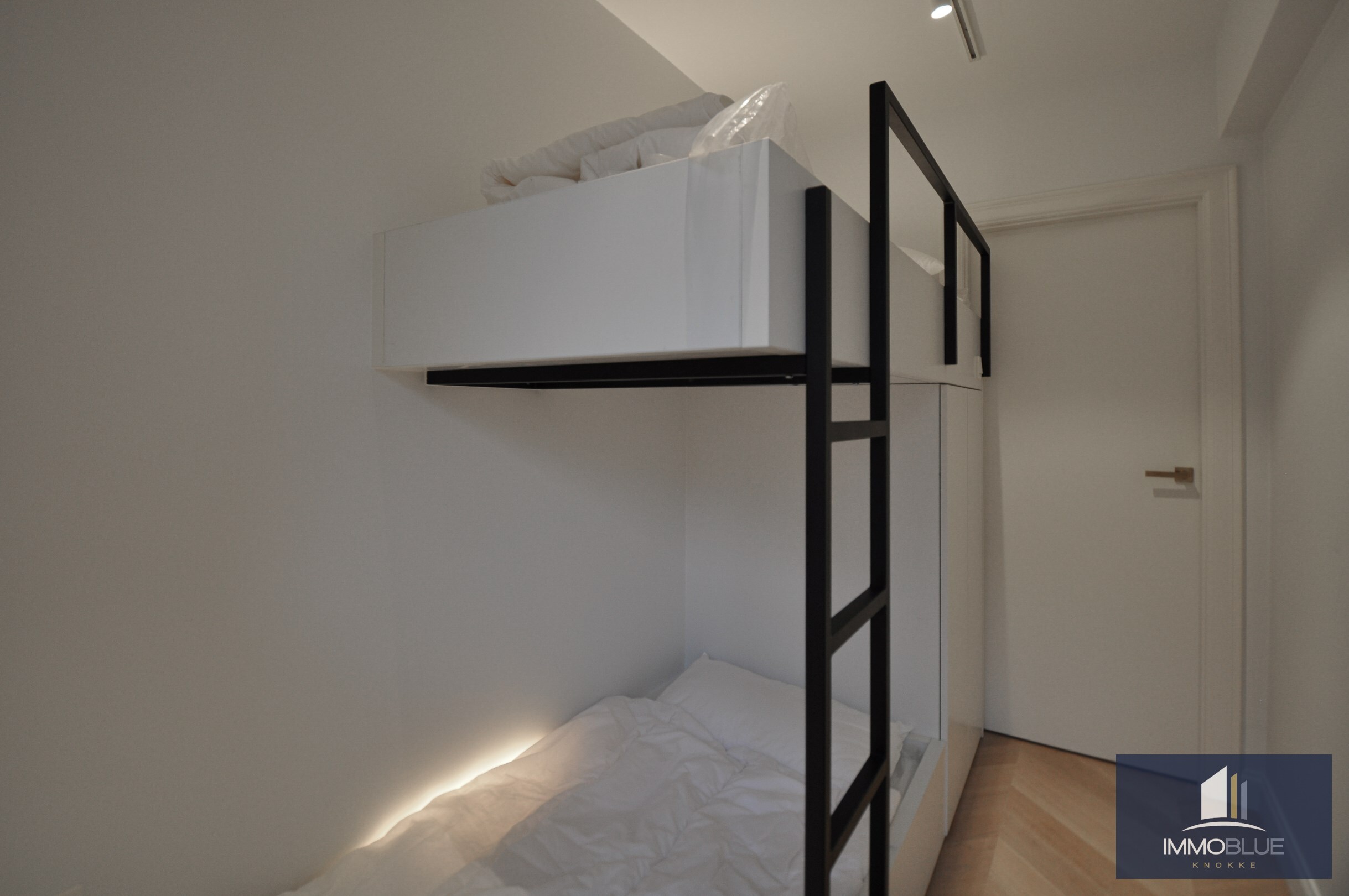 Hoogwaardig volledig gerenoveerd appartement met zijdelings zeezicht en zicht op de Kustlaan. 