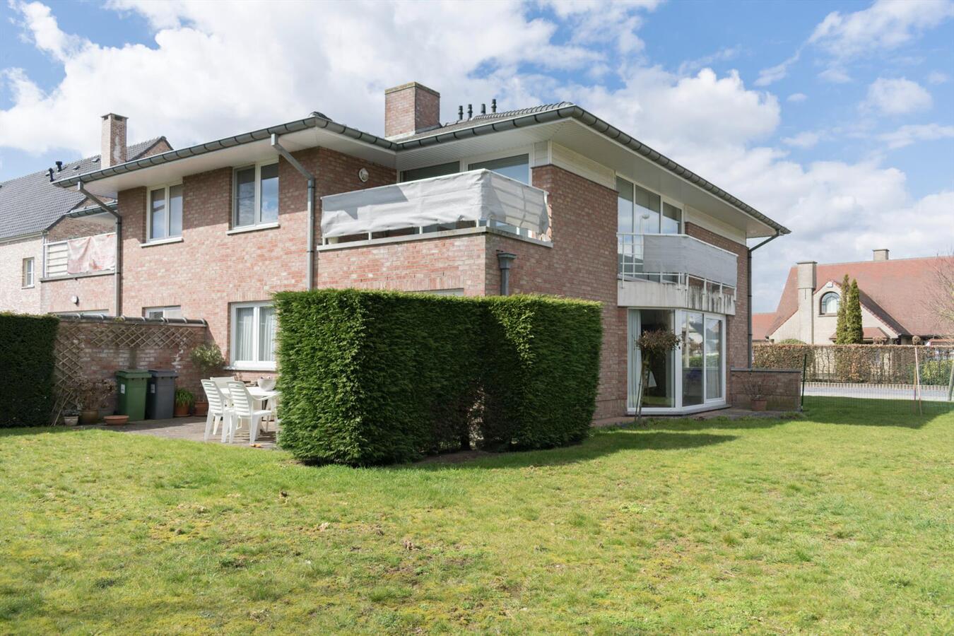 Gelijkvloers villa-appartement met zonnige tuin op toplocatie 