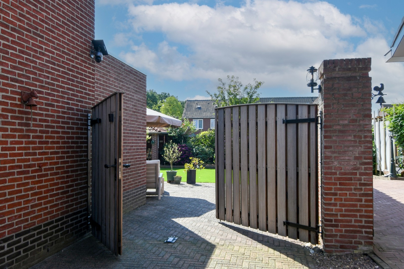 Verrassend ruim geschakeld/vrijstaand woonhuis met vier slaapkamers, inpandige garage en tuin met volop privacy in hartje Koningslust 