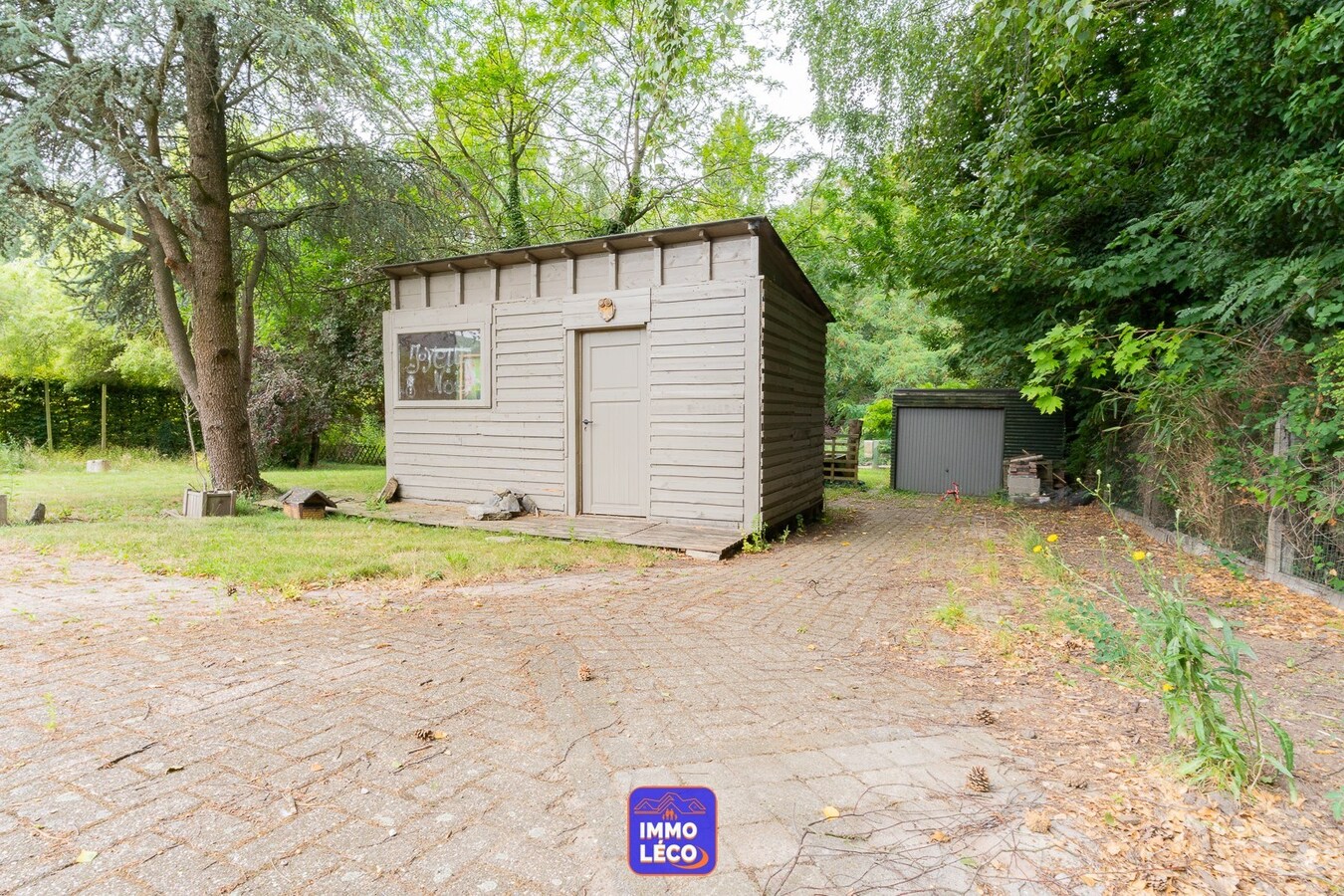 Villa "Semi Plain-Pied" érigée sur 2840m² avec grand étang, 2 garages &amp; parking privatif. 