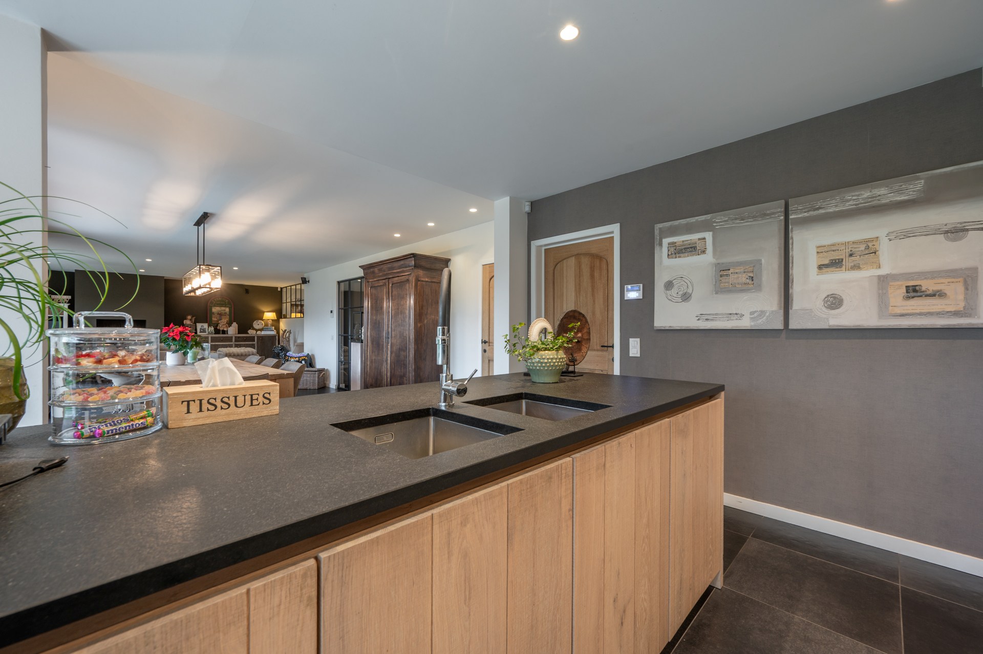 prachtig gerenoveerde alleenstaande villa geniet van een uitstekende centrale ligging, op slechts enkele minuten van het centrum van Knokke. 