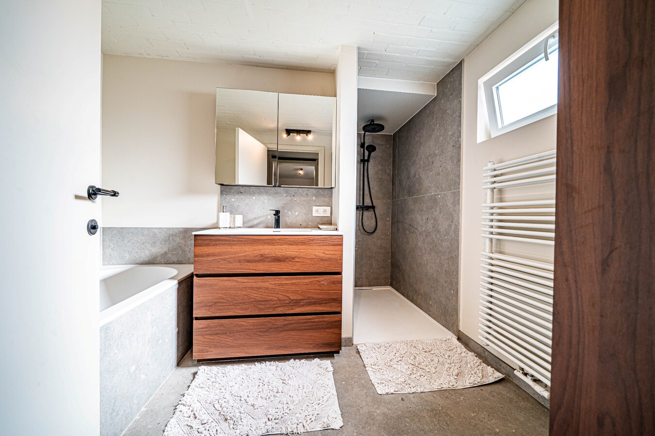 Gezinswoning met ruime opslagplaats en carport in het centrum van Ouwegem 