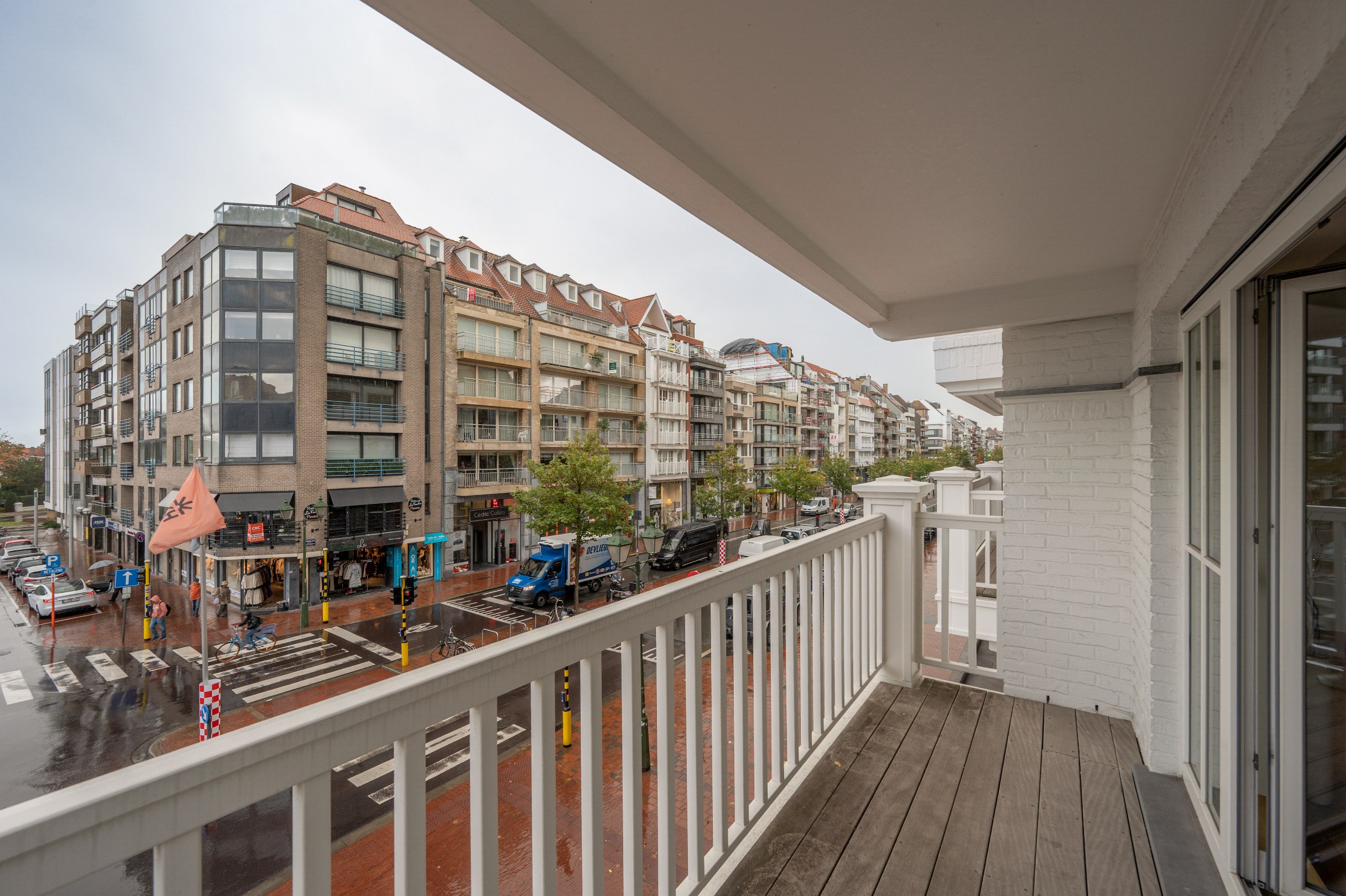 Uitzonderlijk lichtrijk hoekappartement van 150 m² met open zicht op het Burgemeester Frans Desmidtplein – inclusief 2 autostandplaatsen 