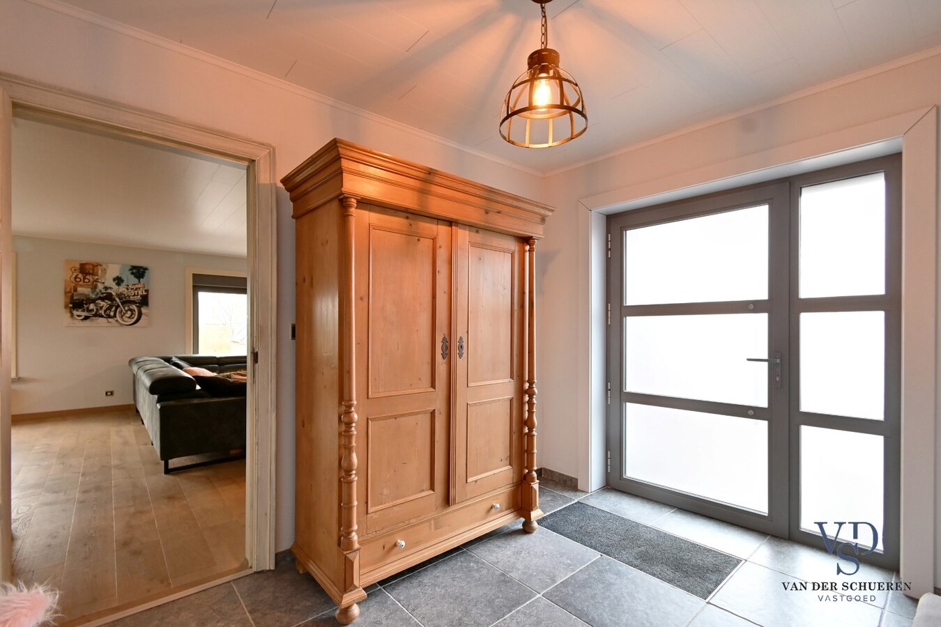 Bijzonder degelijke, instapklare ruime eigendom 