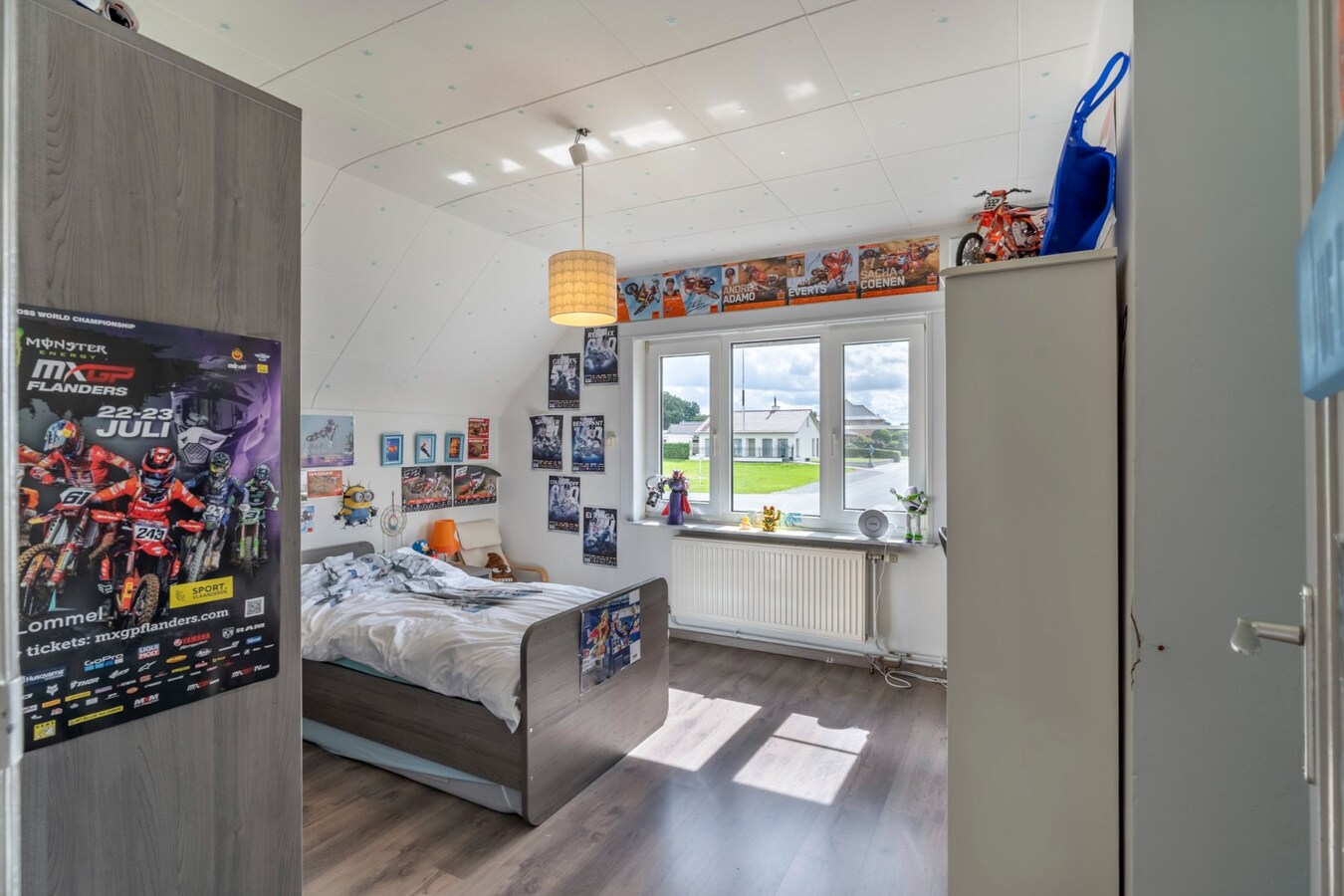 Ruime woning met 4 slaapkamers op een zeer ruim perceel. 