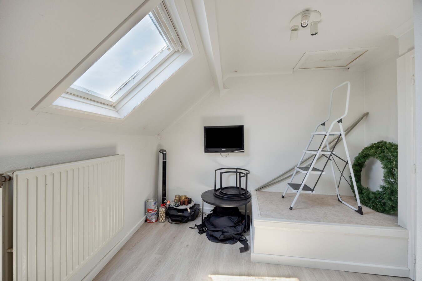Charmant Leut : eigendom opgedeeld in 2 appartementen. Veranda,  2 garages. 