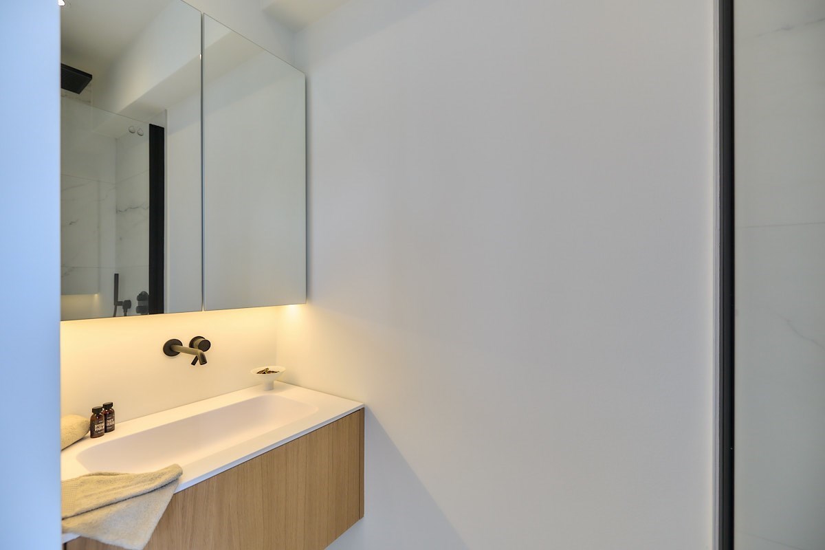 Appartement entièrement rénové avec 4 chambres, situé au centre de Knokke, près de l'avenue Dumortier, avec vue latérale sur la mer. 