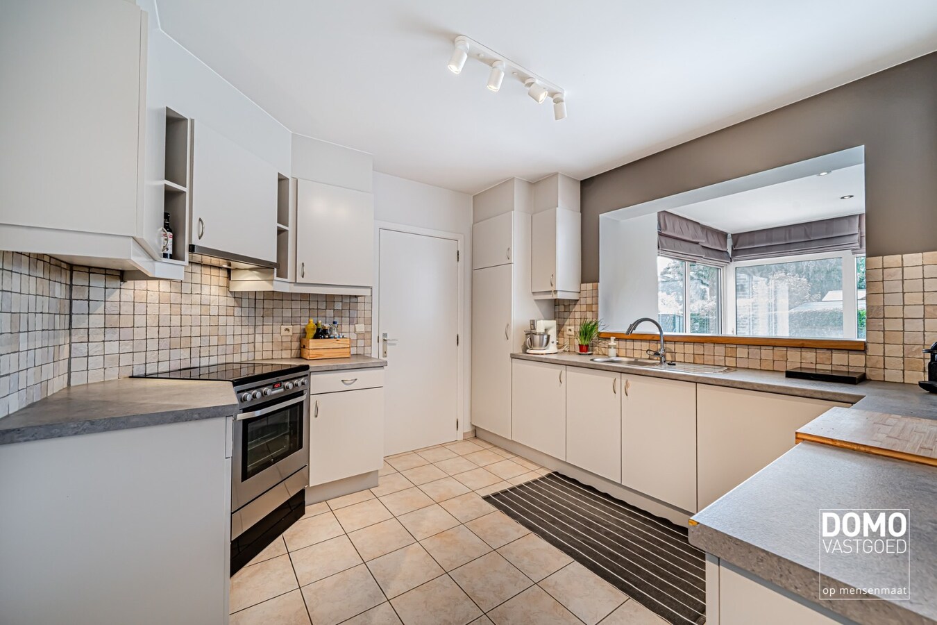 ZUIDWESTELIJK GEORIËNTEERDE DOORZONWONING MET LICHTRIJKE AANBOUW, GEZELLIGE TUIN EN RUIME GARAGE TE KURINGEN (HASSELT) 