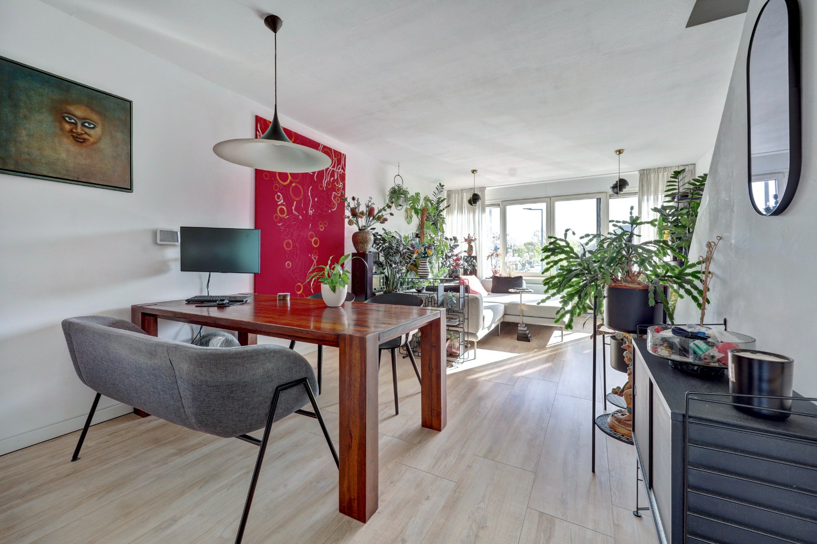 Woon-aanbieding 2 voor de prijs van één! Verrassend ruime 5-kamer woning, zonnige achtertuin, 2 keukens, 2 badkamers, parkeergelegenheid voor de deur.. 