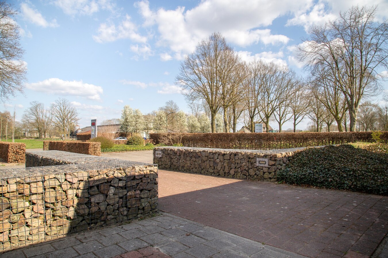 Vrijstaande representatieve kantoorruimte van circa 342 m2 met ruim voldoende parkeergelegenheid. (circa 20 plaatsen) 