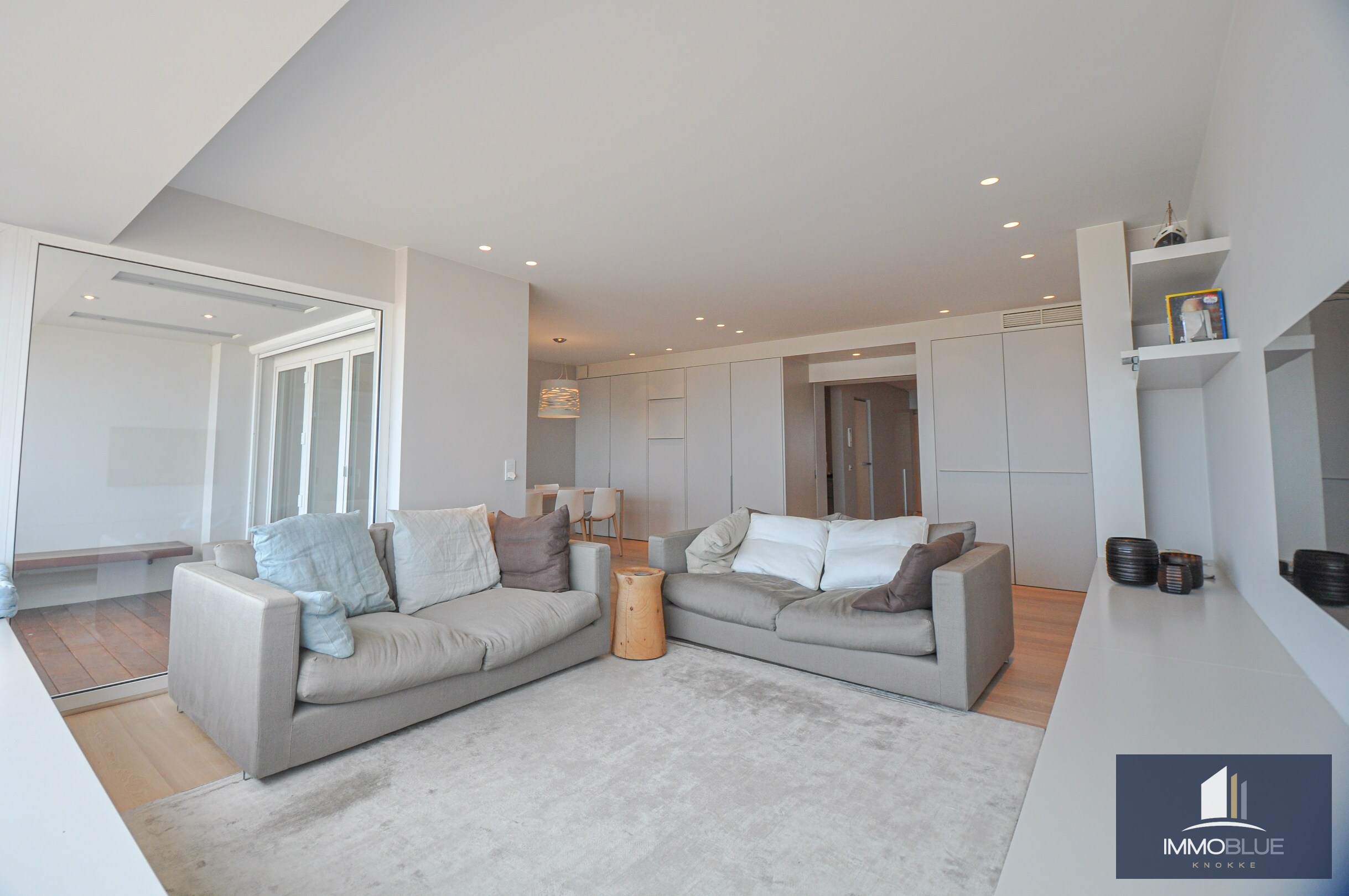 L’appartement bénéficie d’une double orientation, avec une vue frontale sur la mer à l’avant et une vue dégagée sur l’arrière-pays à l’arrière. 